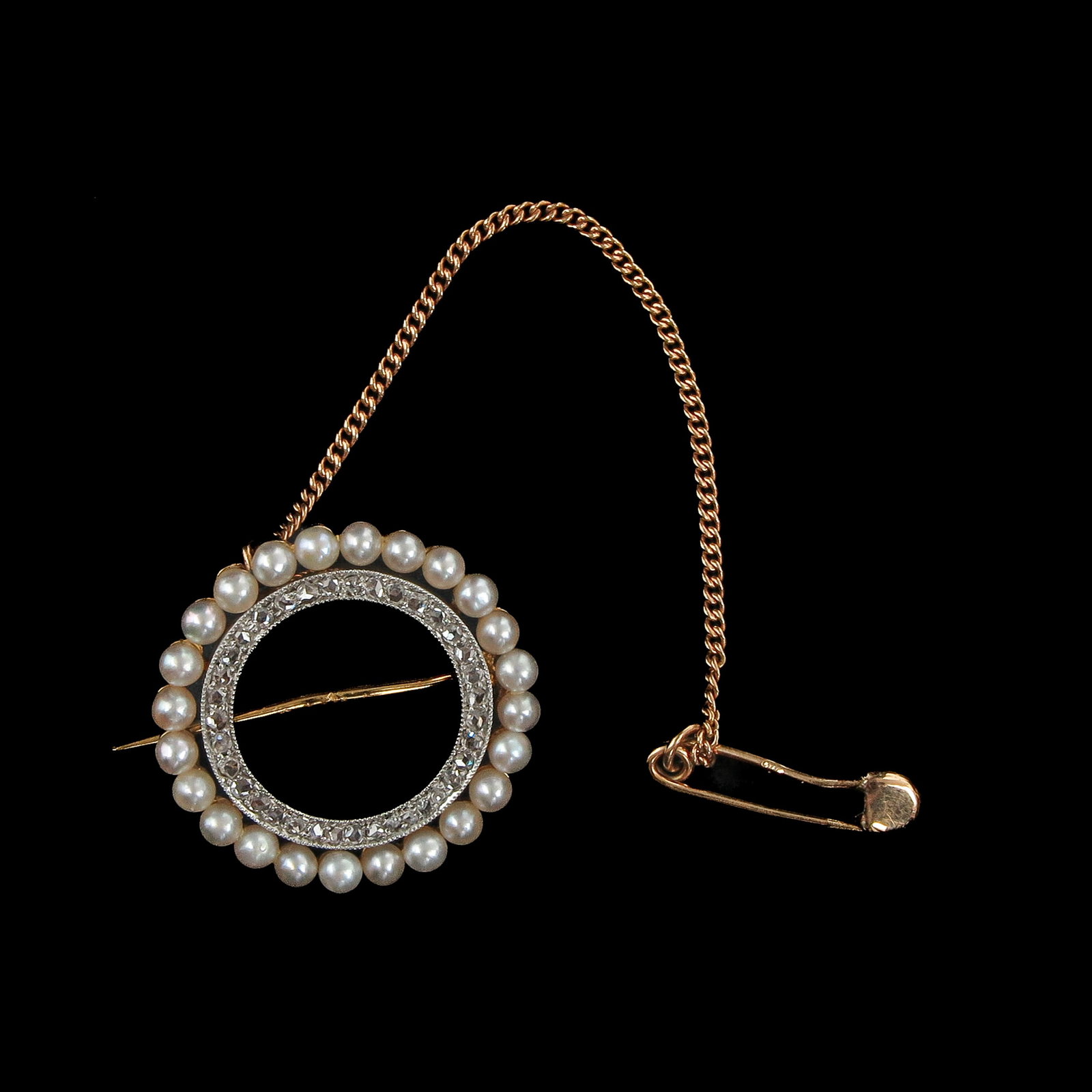 A Brooch: set with pearls and diamonds, diameter 21 mm.