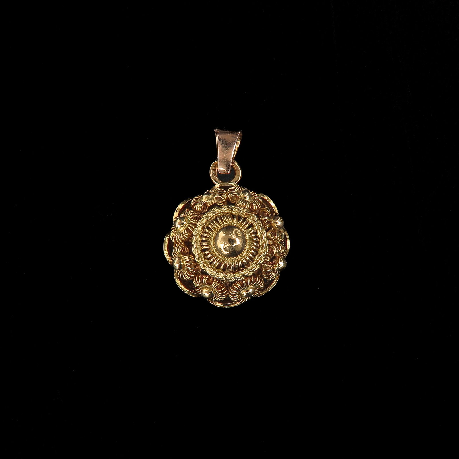 A Pendant: 14 carat gold, Zeeland button, diameter 18 mm.