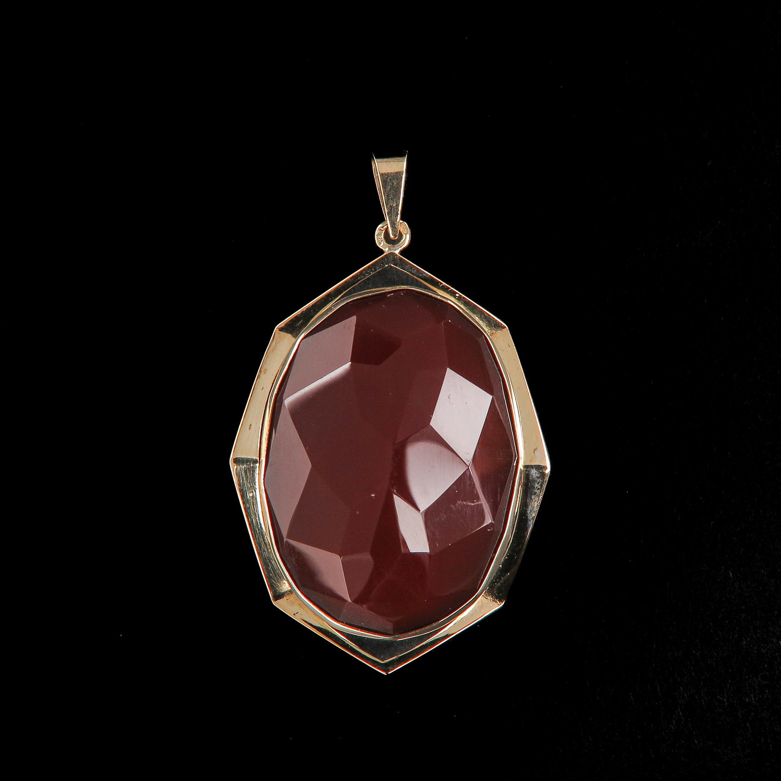 A Pendant: 14 carat gold, set with large carnelian, 29 x 21 mm.