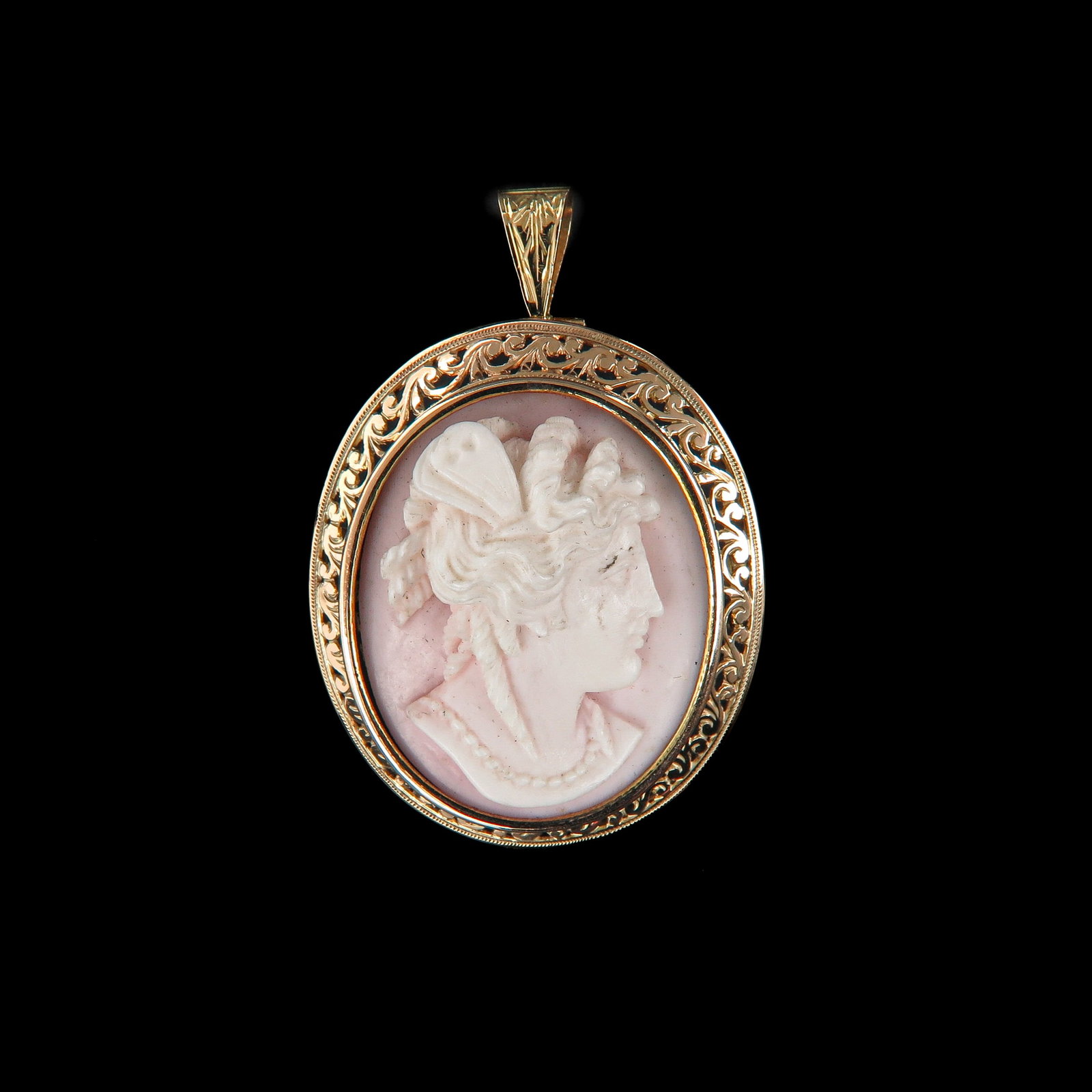 A Brooch/Pendant: 14 carat gold, with cameo, length 40 mm.