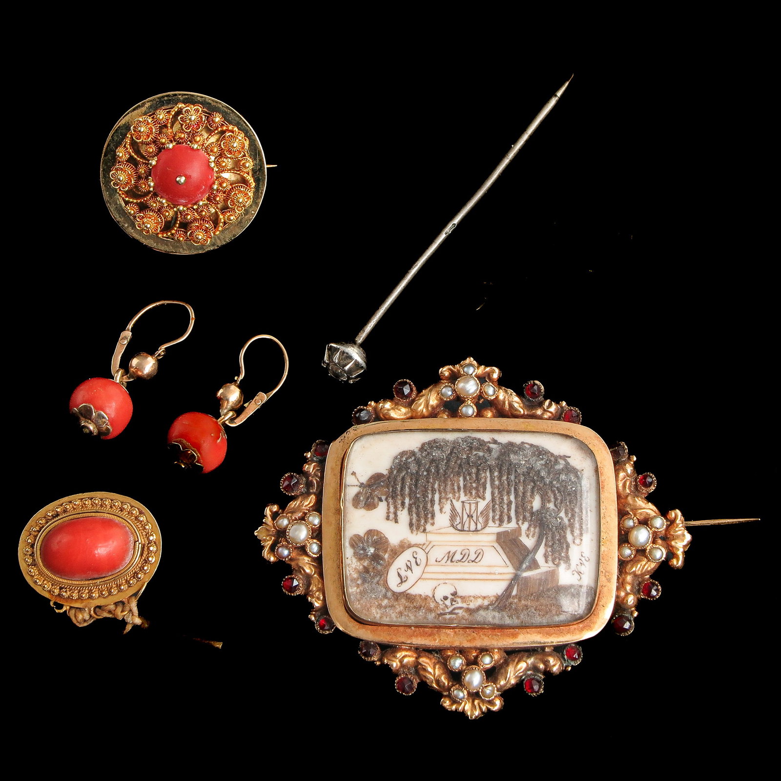 A Collection of Dutch Jewelry: regional jewelry, incl. gold and mourning brooch with hair, length 54 mm.