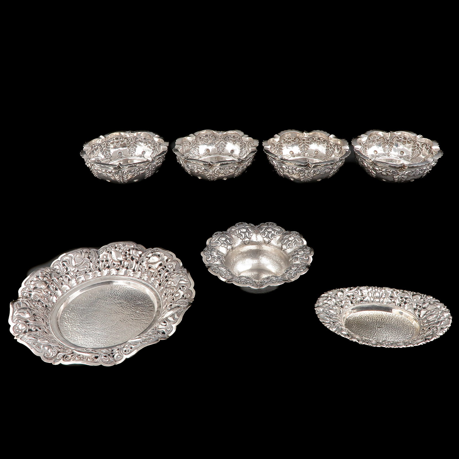 A Collection of Djokja Silver: Djokja silver, consisting of 7 pieces of dishes, diameter largest 22 cm.