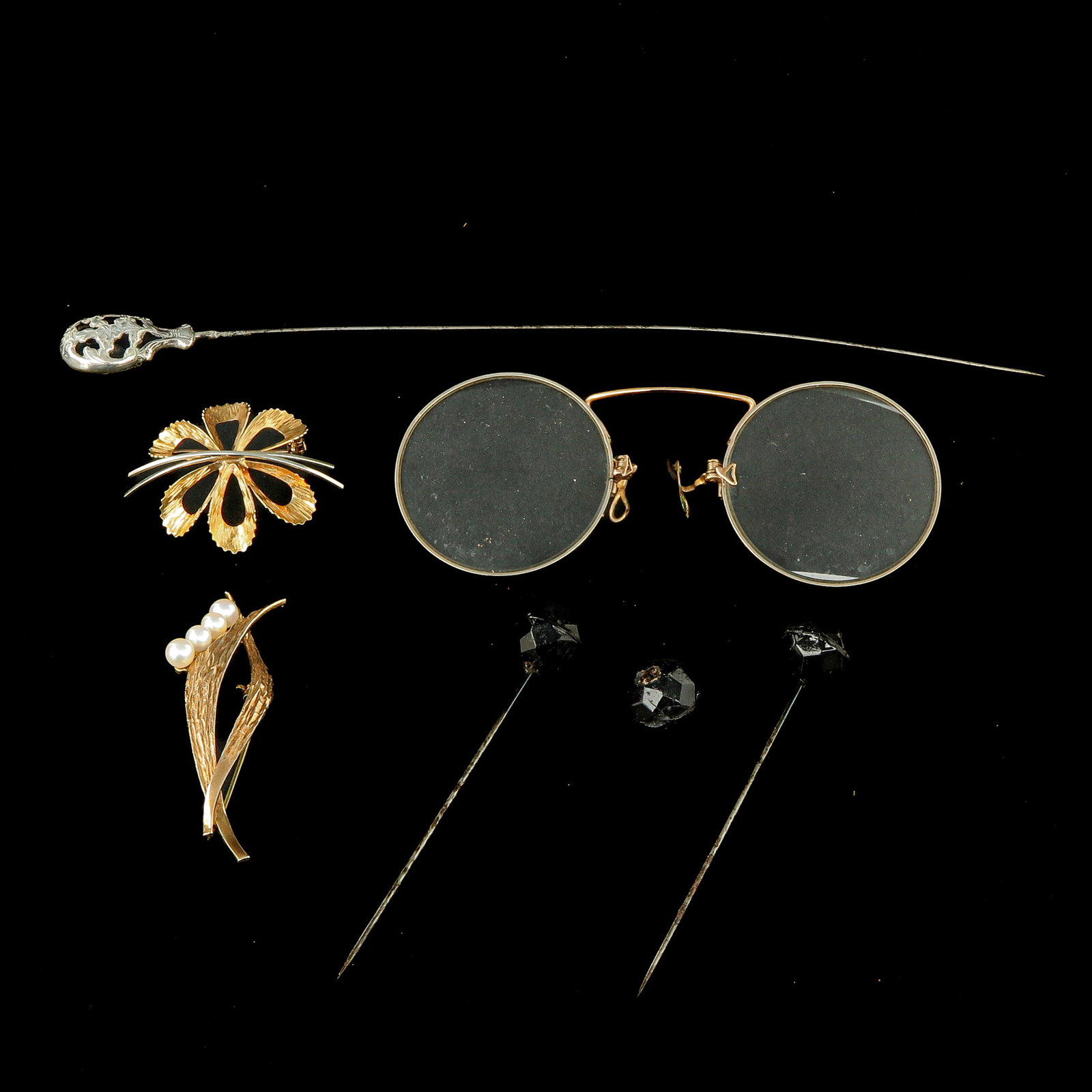 An Assortment of Brooches: 7 pieces various, consisting of brooches, hair pins and spectacle frames, incl. 14 carat gold