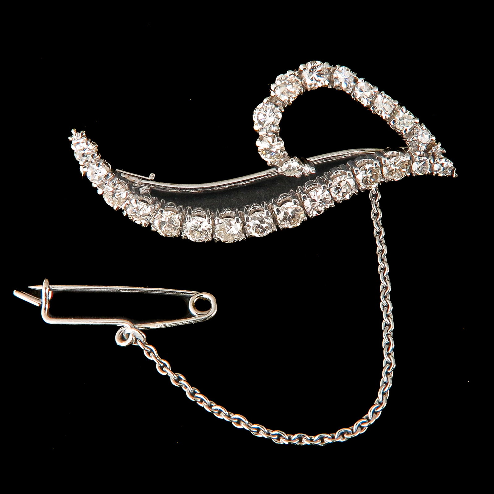 A Diamond Brooch: 14 kt. gold, set with diamonds, length 38 mm.