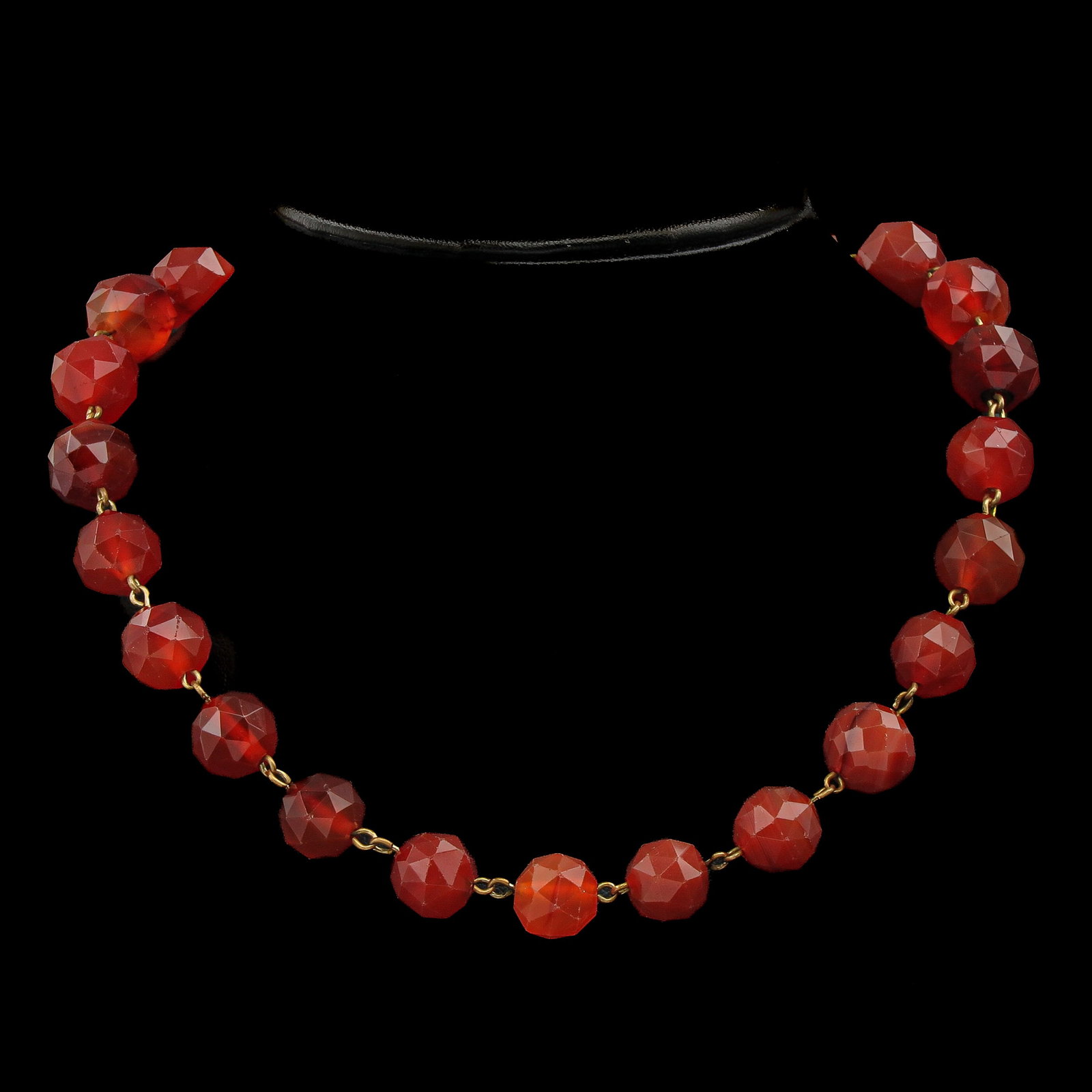 A Carnelian Necklace: carnelian with gold, length 41 cm.