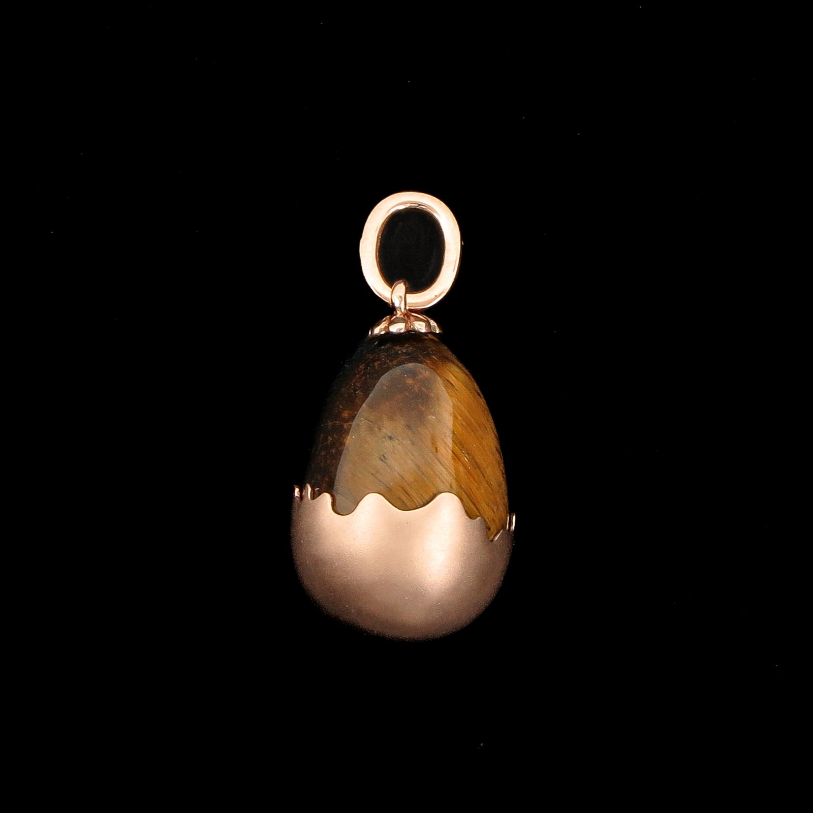 A 14KG Pendant: in the shape of an egg, in 14 carat gold frame, length 17 mm.