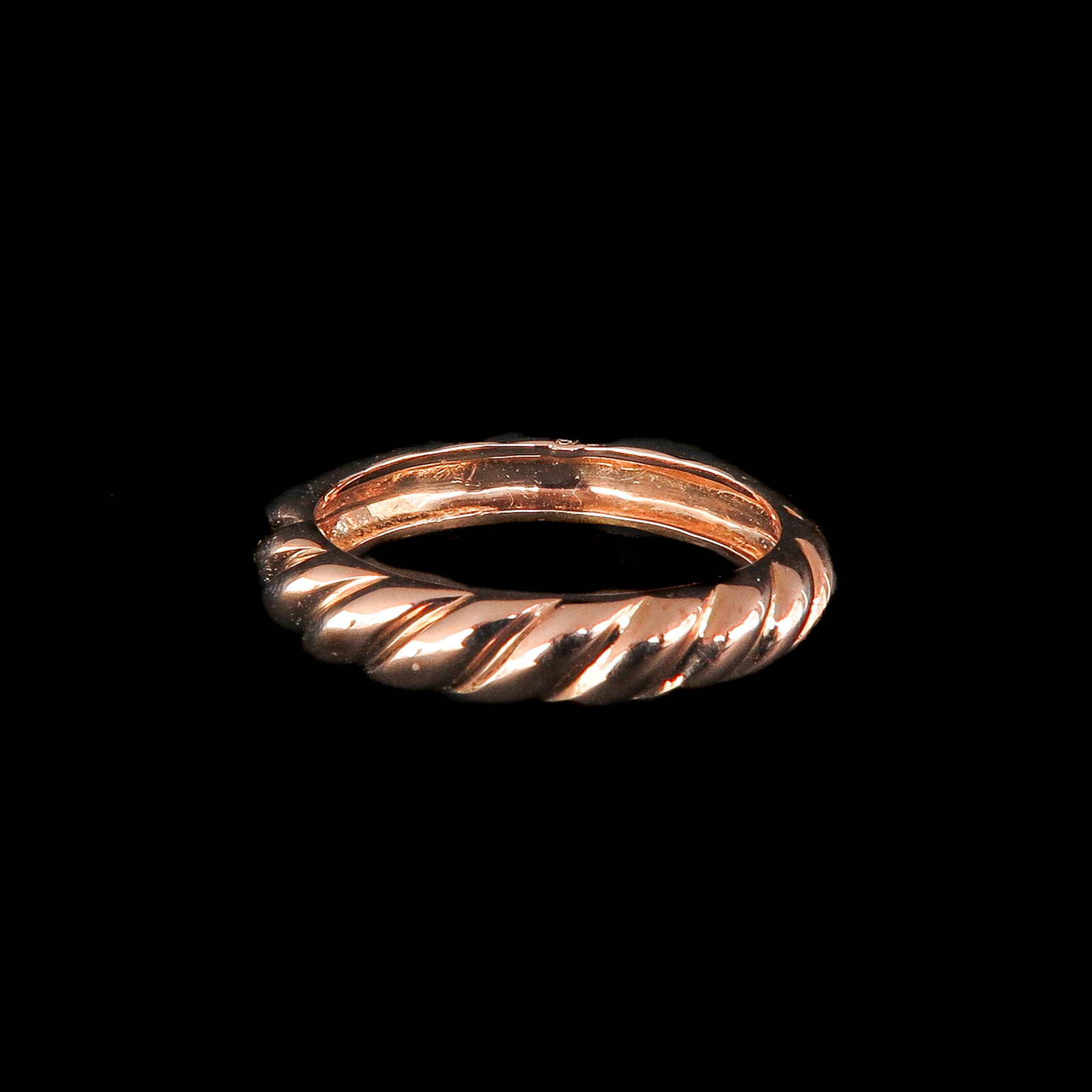 A Ladies Ring: 18 carat rose gold, ring size 18