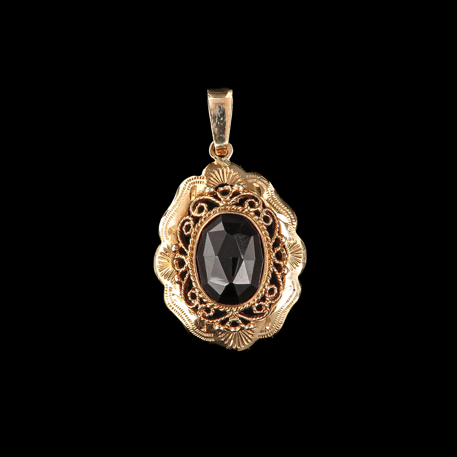 A 14KG Pendant: 14 carat gold, set with garnet, length 28 mm.