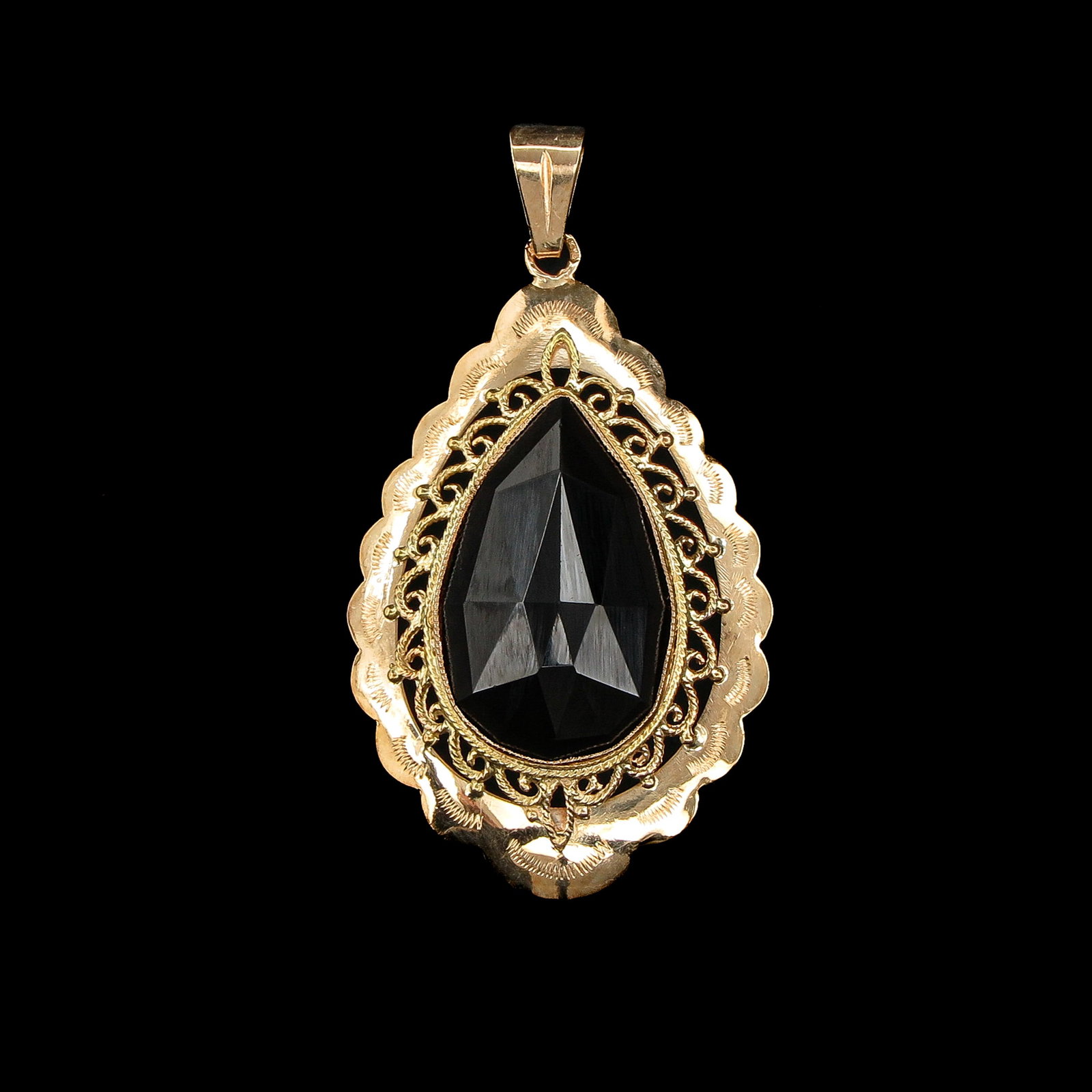 A 14KG Garnet Pendant: 14 carat gold, set with garnet, length 41 mm.