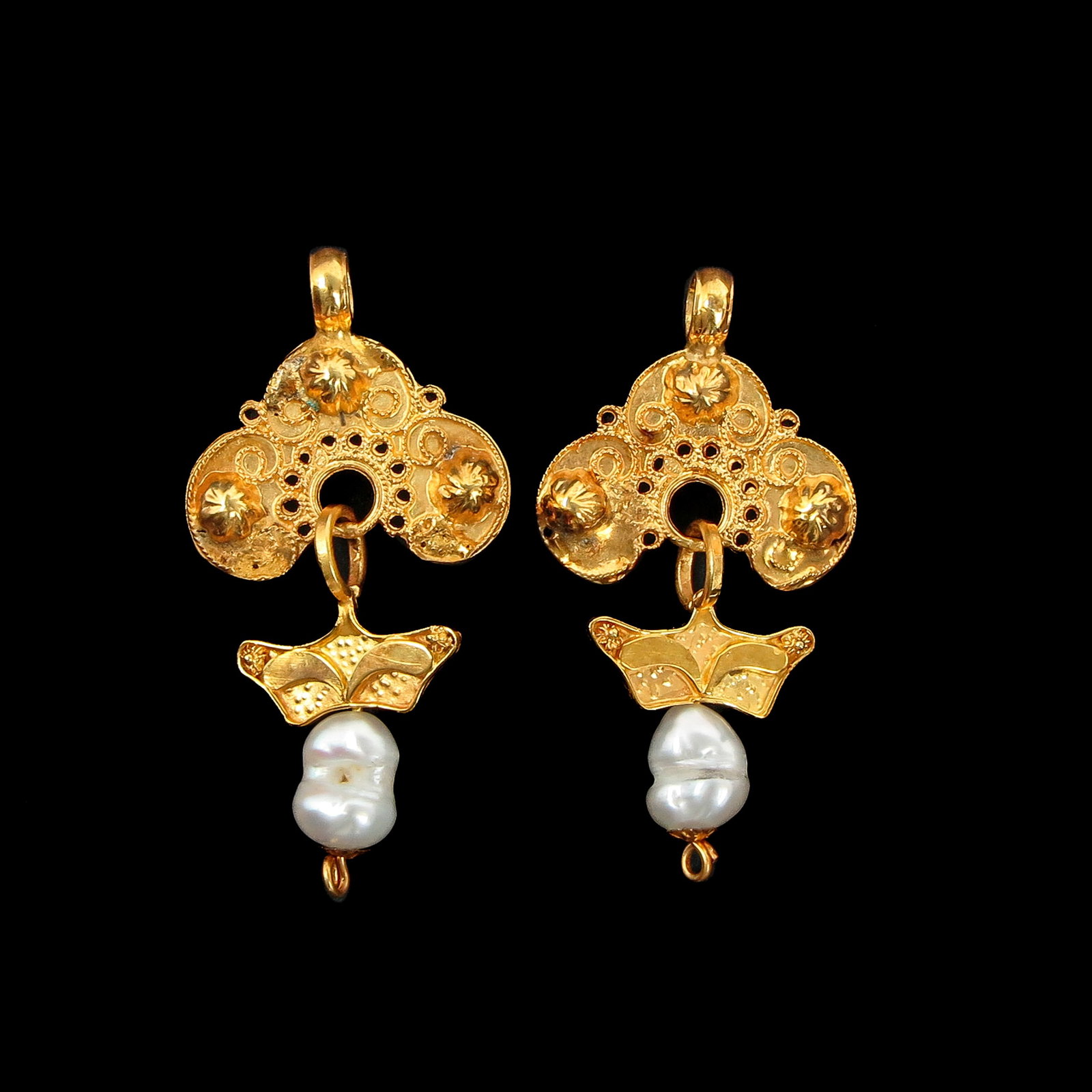 A Pair of 19th Century Schouwen Duiveland Bells: bells, Schouwen Duiveland, 19th century, 14 carat gold with pearls, length 33 mm.