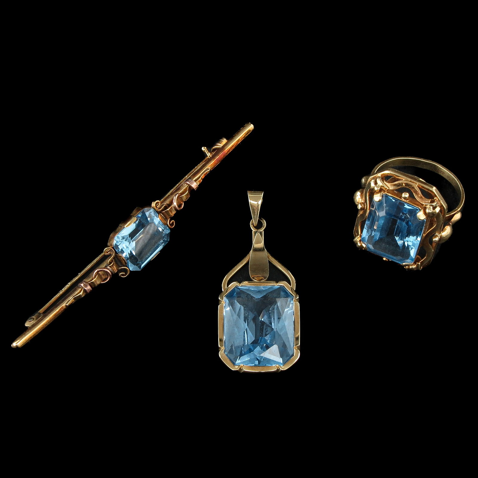 A Group of 14KG Jewelry: consisting of 3 pieces, ring size 17