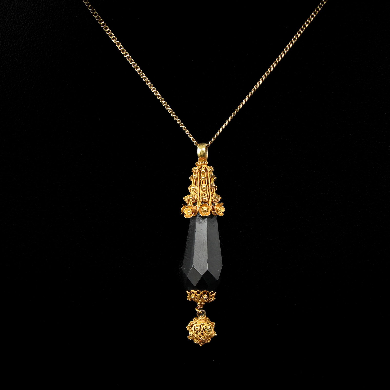 A 14KG Necklace: with pendant in which garnet