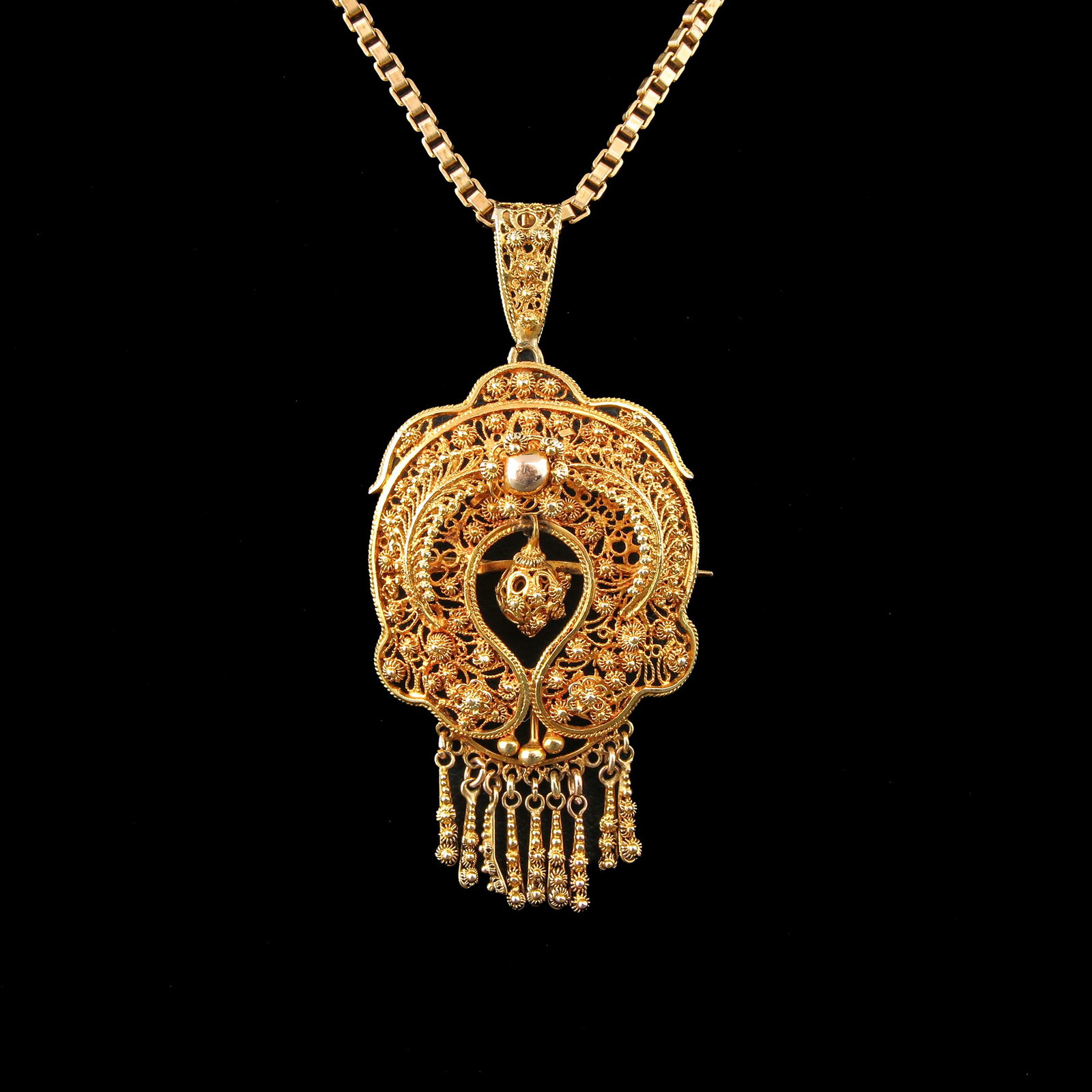 A Gold Necklace and Pendant: 18KG with 14KG pendant, length of necklace 70 cm.