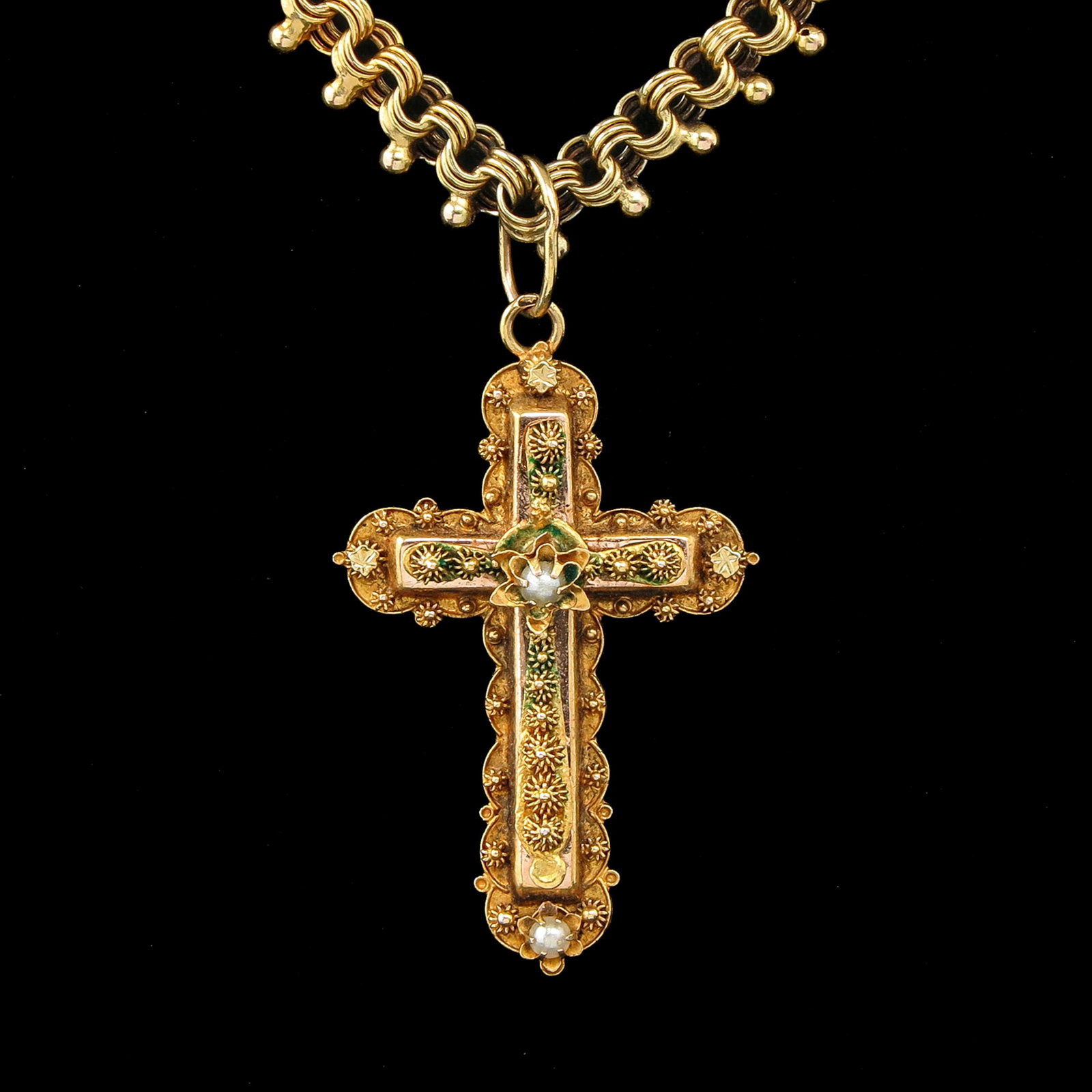 A 14KG Necklace: with pendant in the shape of a cross, length of necklace 39 cm.