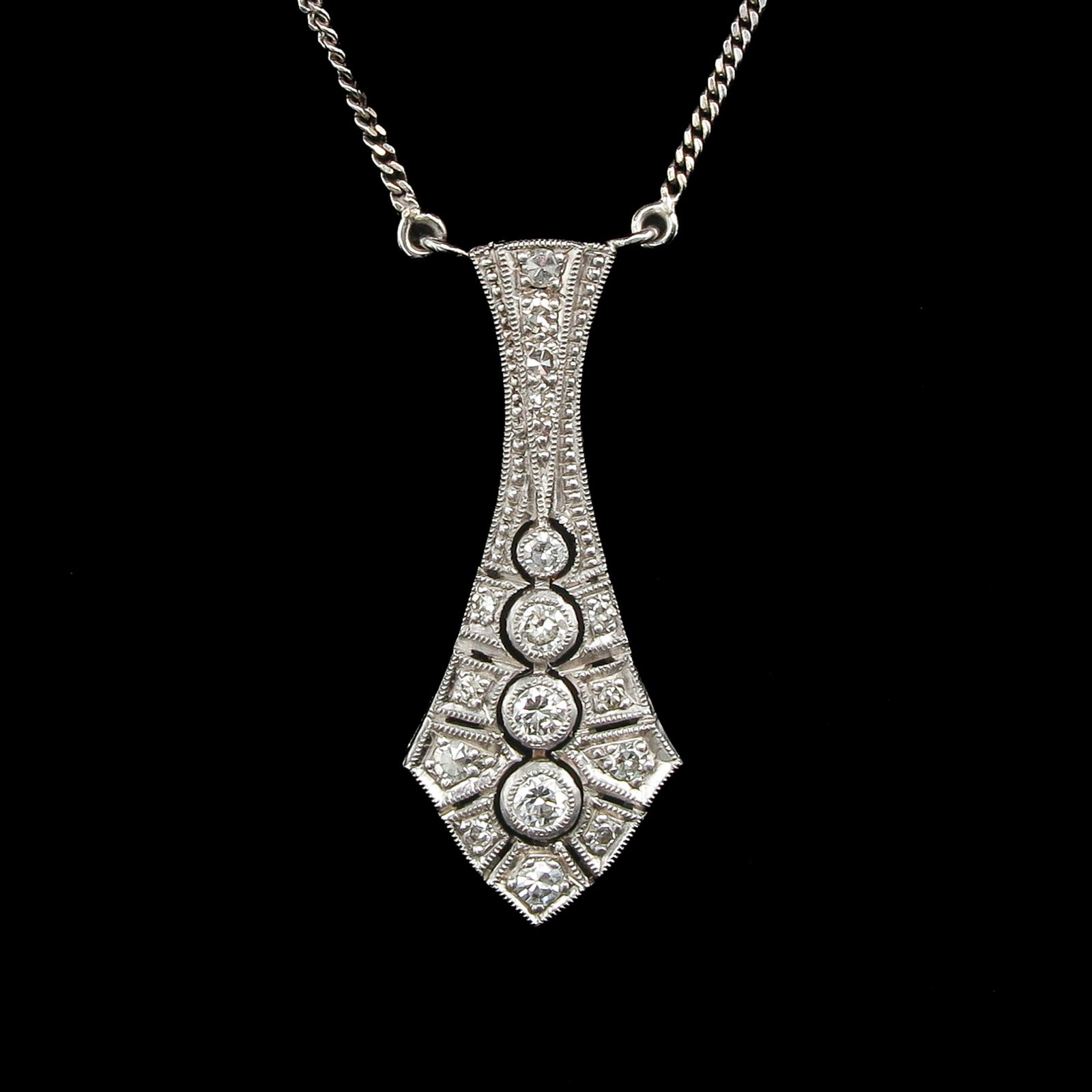 An Art Deco Necklace (1 of 5)