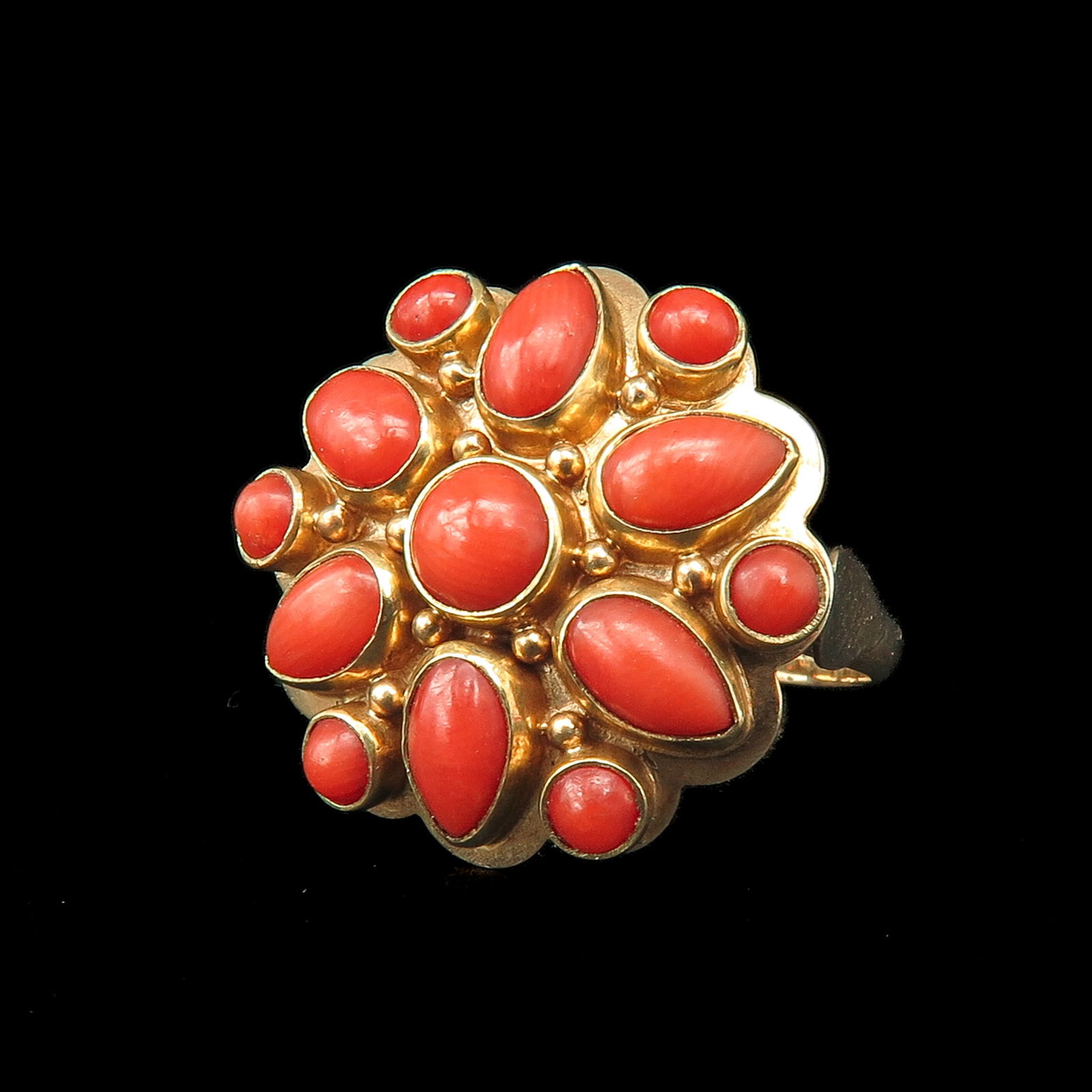 A 14KG Red Coral Ring (1 of 4)