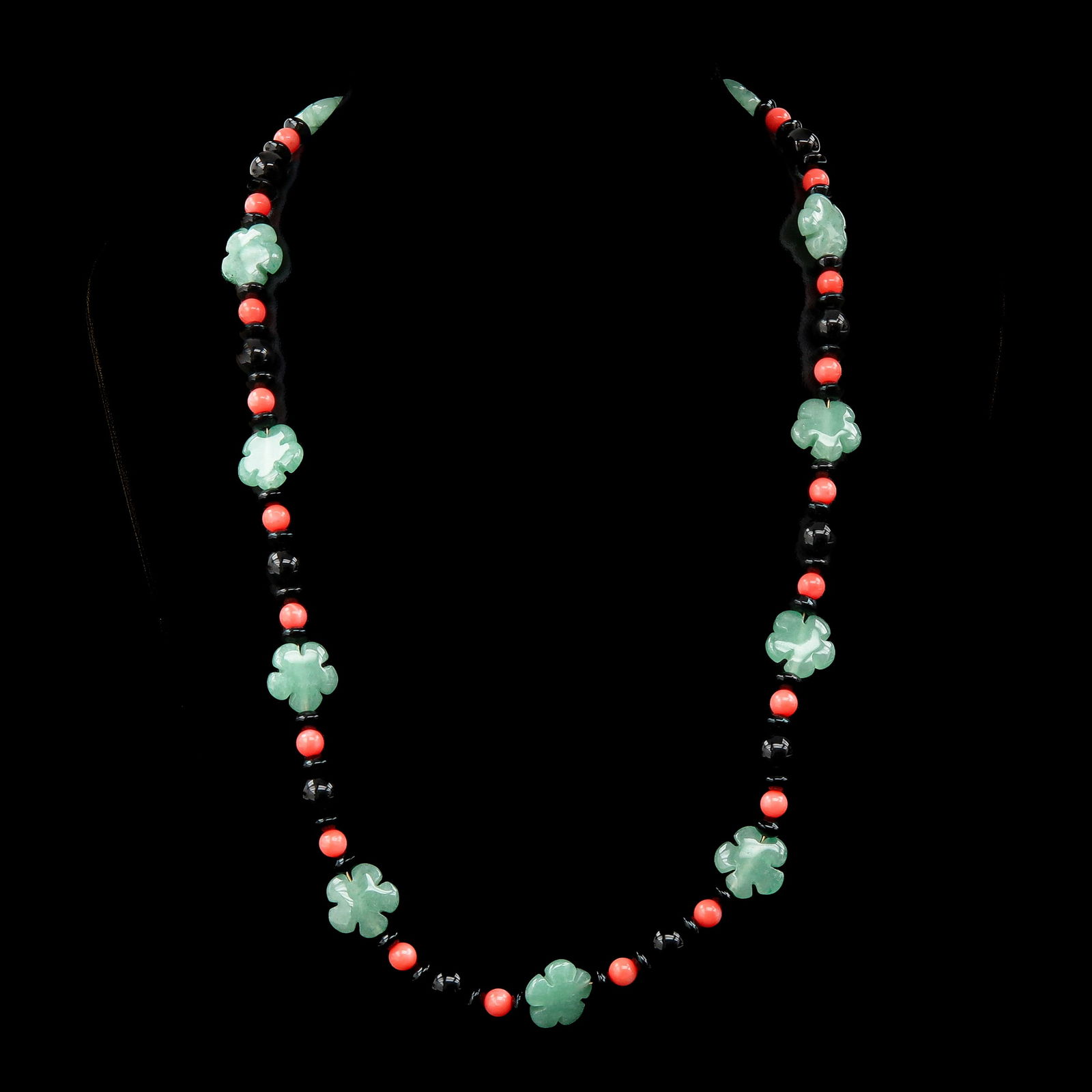 A Necklace: with floral motifs, onyx, jade and coral beads, finished with a 14KG clasp, length 53 cm.