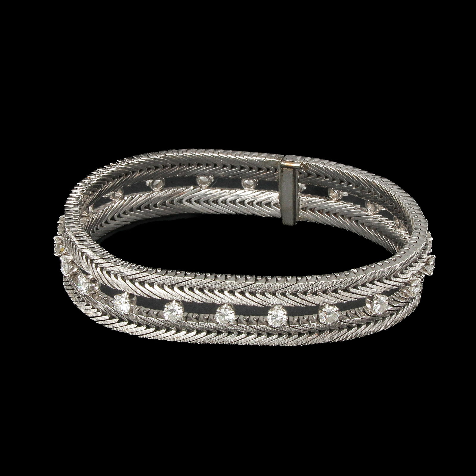 An 18KG Diamond Bracelet (1 of 8)