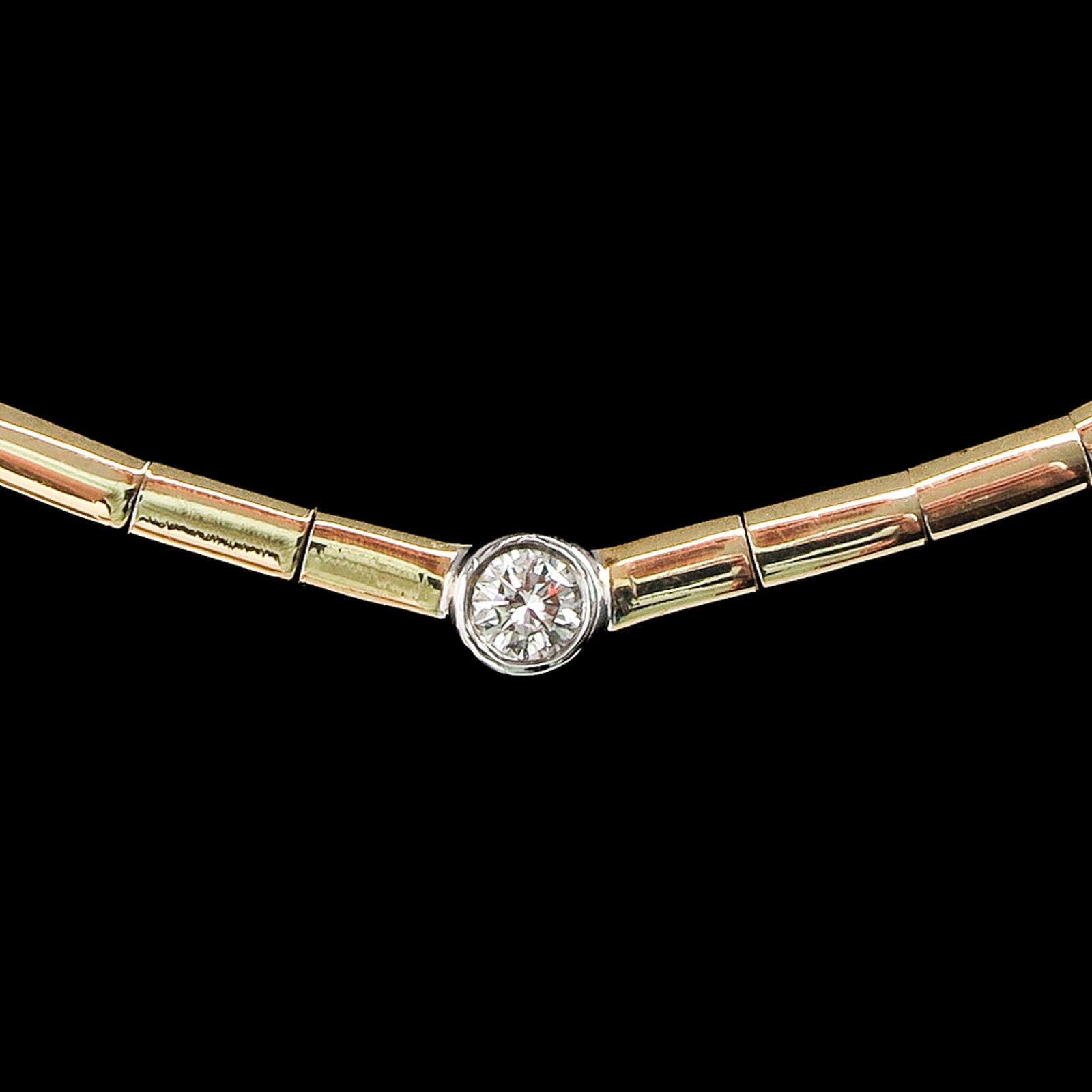 A 14KG Necklace with Solitaire Diamond: with brilliant-cut solitaire diamond of approx. 3 mm., length 34 cm.
