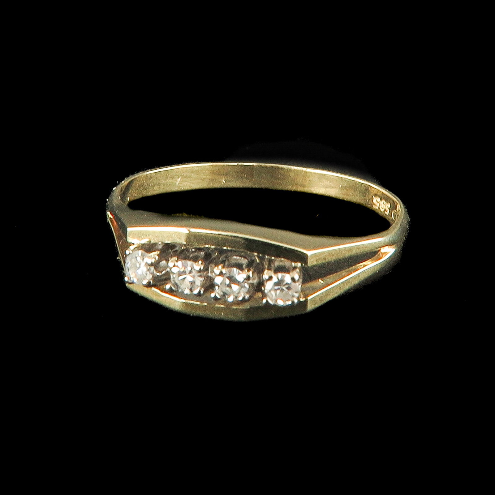 A 14KG Ring: set with four zirconias in a sleek setting, ring size 18