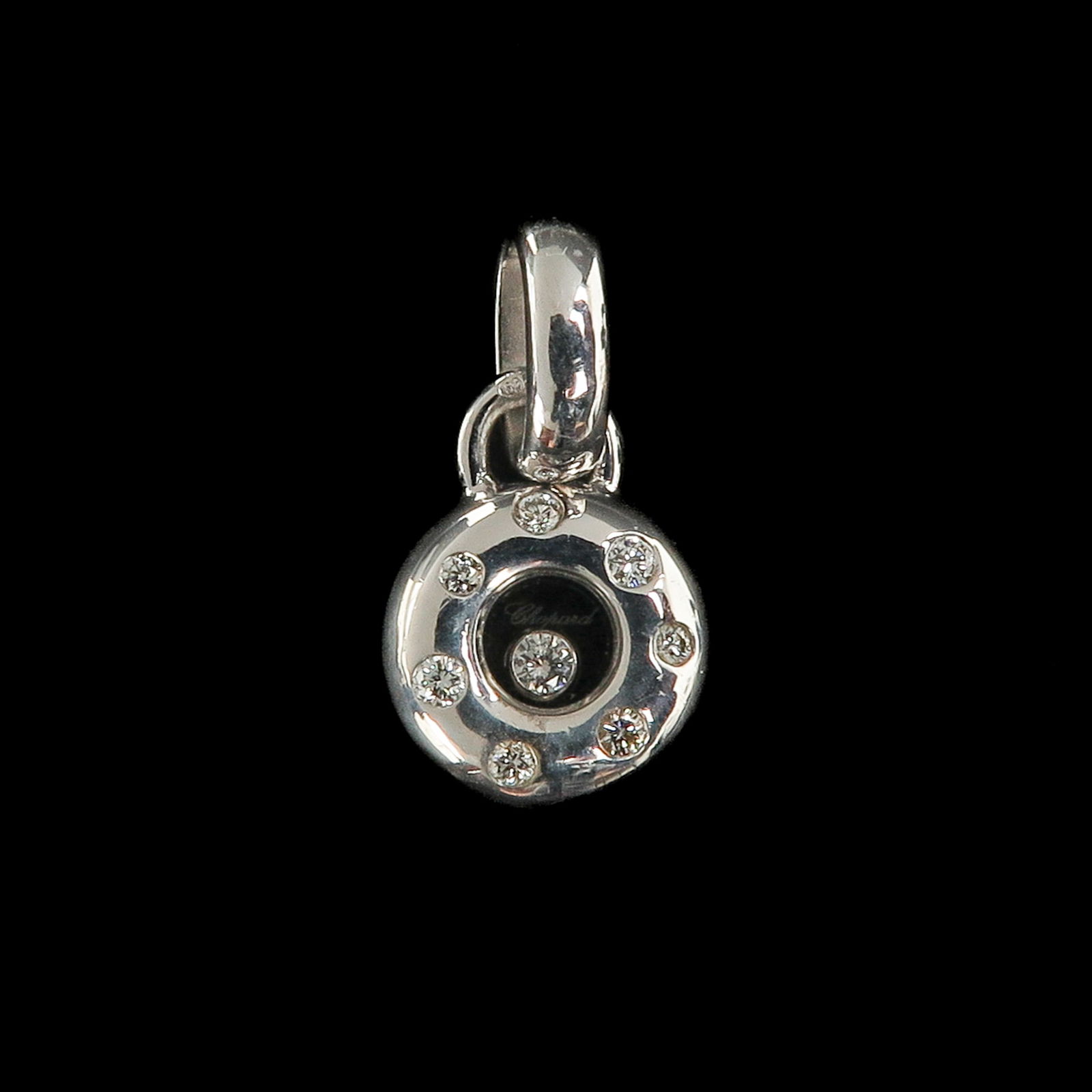 An 18KG Chopard Pendant with Diamonds: brand Chopard, set with diamonds, length 21 mm.