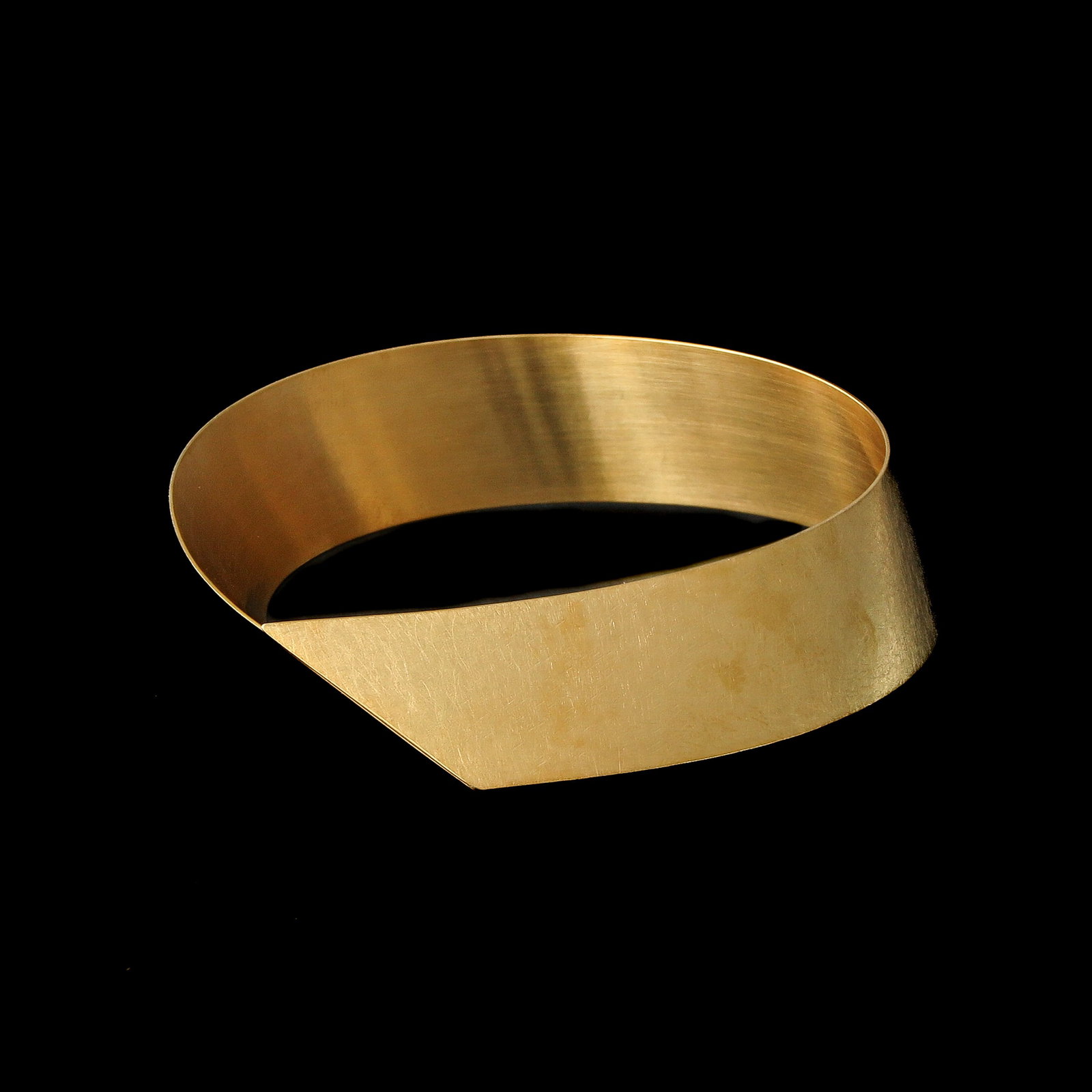 An 18KG Ulla & Martin Kaufmann Bracelet: by designers Ulla & Martin Kaufmann, made in 18KG with matt finish, from their 2010 collection, width 16 mm., retail value € 3,950