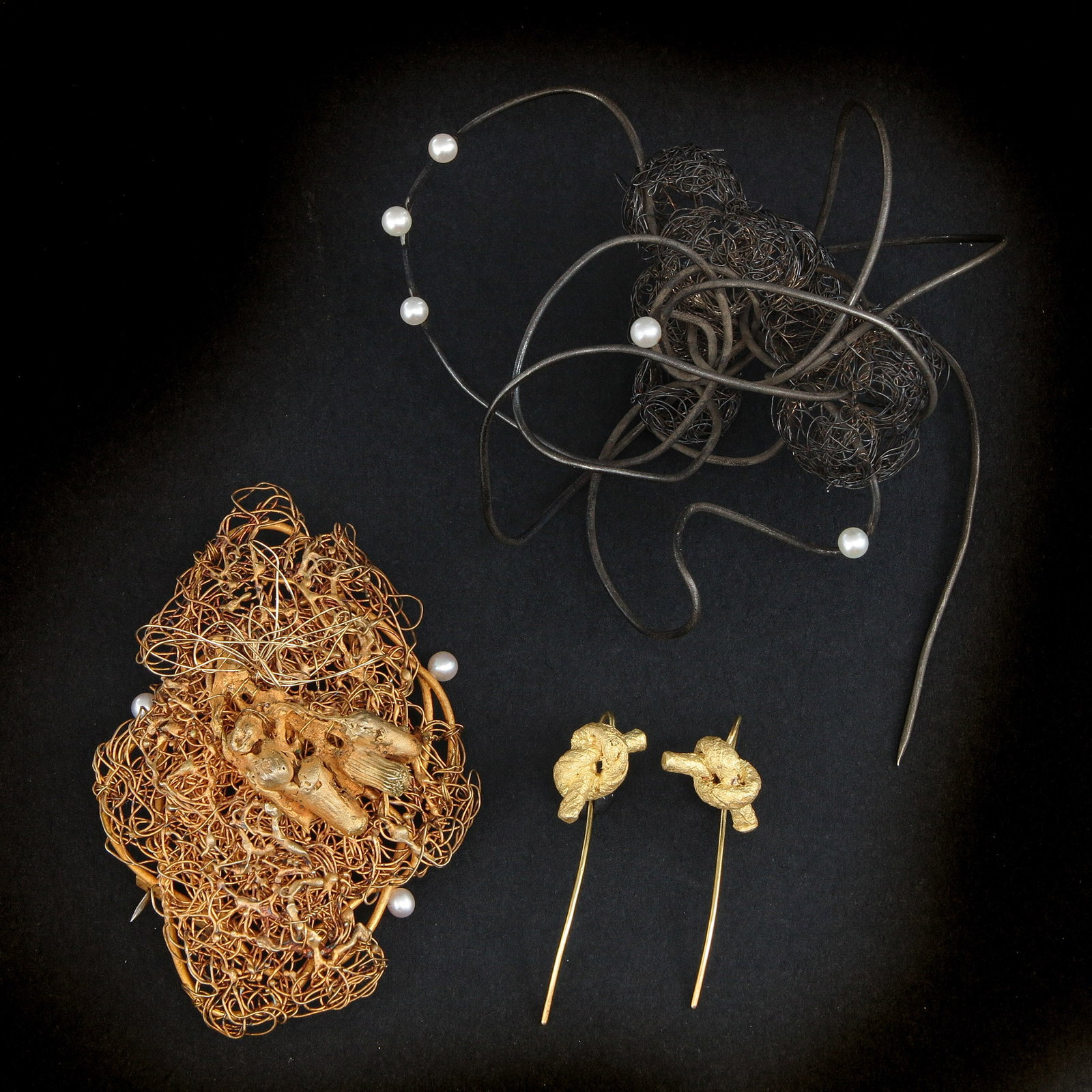 A Group of Jewelry by Designer Mari Ishhikawa: jewellery consisting of two brooches by Japanese designer Mari Ishhikawa, in silver and gold with refined organic shapes, and a pair of 18 kt. gold earrings, retail value €2,745