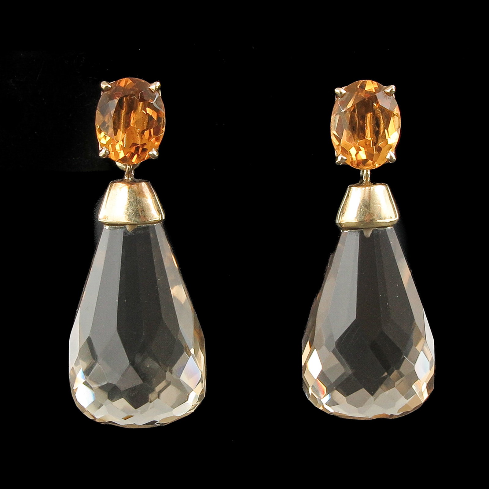 A Pair of 18KG Citrine Earrings: earrings, 18KG, set with, among other things, oval cut citrine 8 x 10 mm., length 38 mm., retail value € 1,250