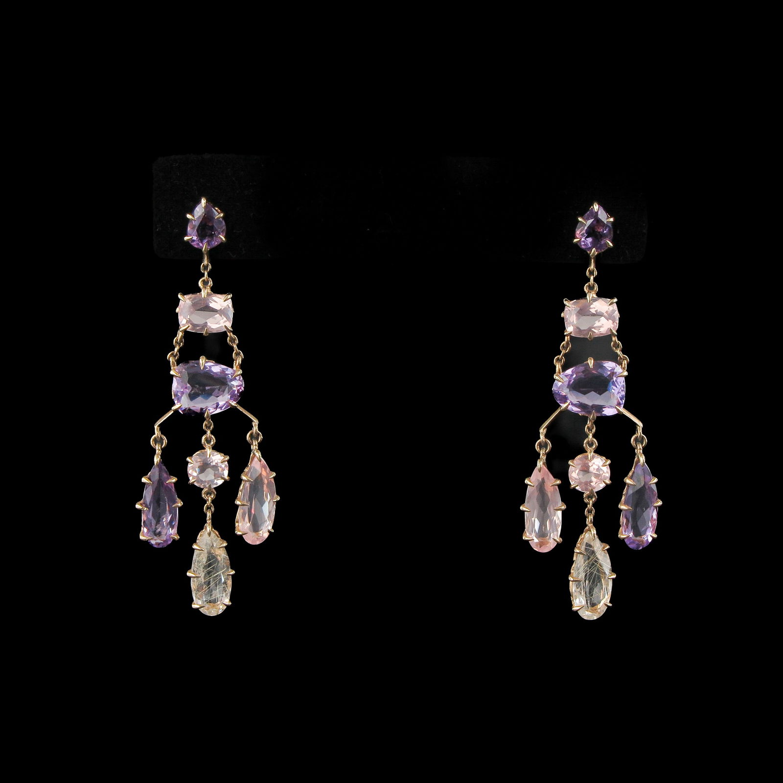 A Pair of 14KG Gemstone Earrings: earrings, 14KG, set with cut topaz, largest 10 x 8 mm., length 55 mm., retail value € 1,350