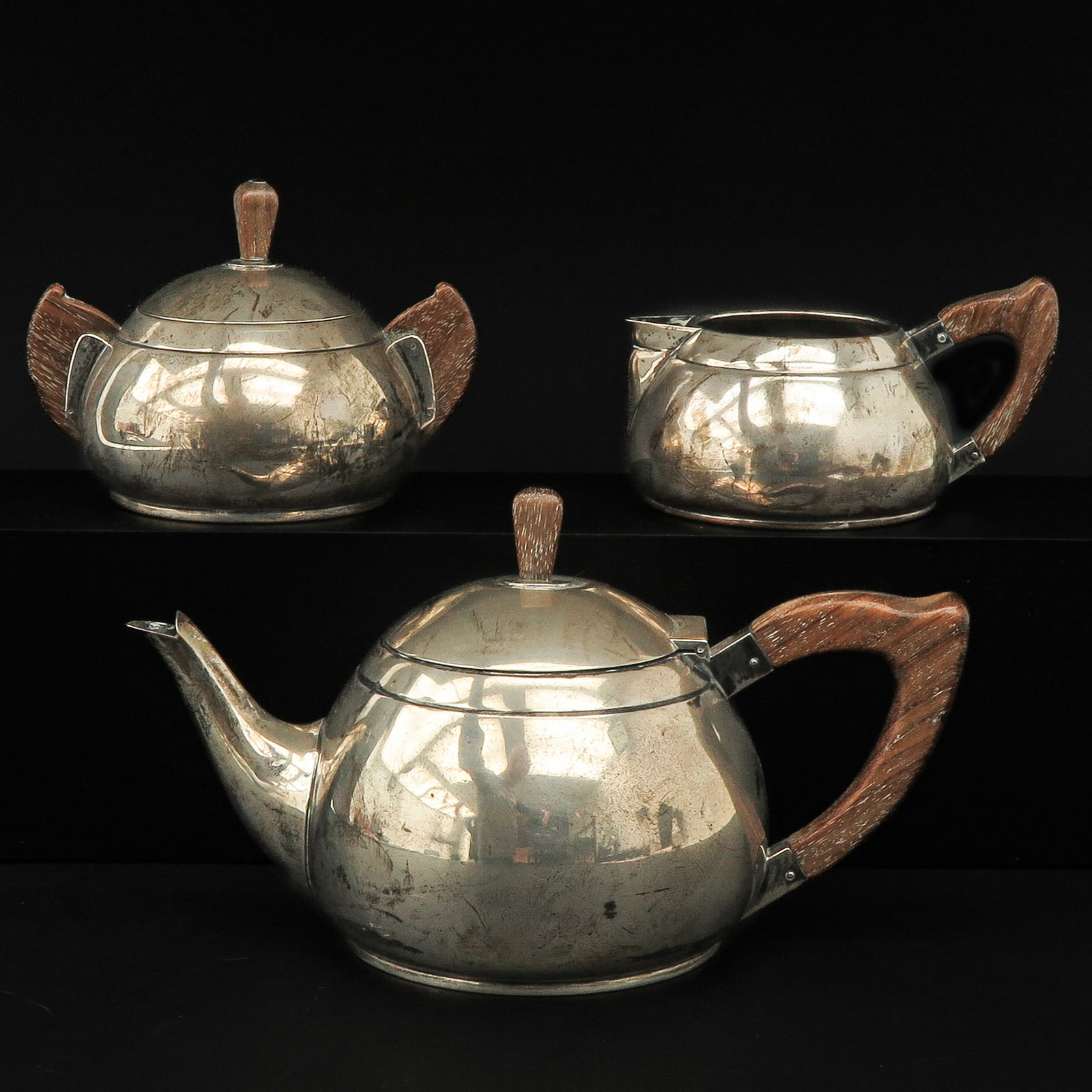 A Tea Service: consisting of teapot, milk jug and sugar bowl with lid, height teapot 14 cm.