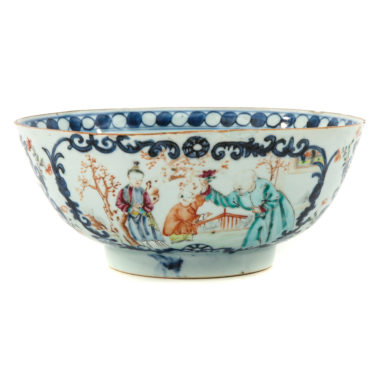 A Mandarin Decor Bowl: 18th Century, 20 cm. in diameter, fritting.