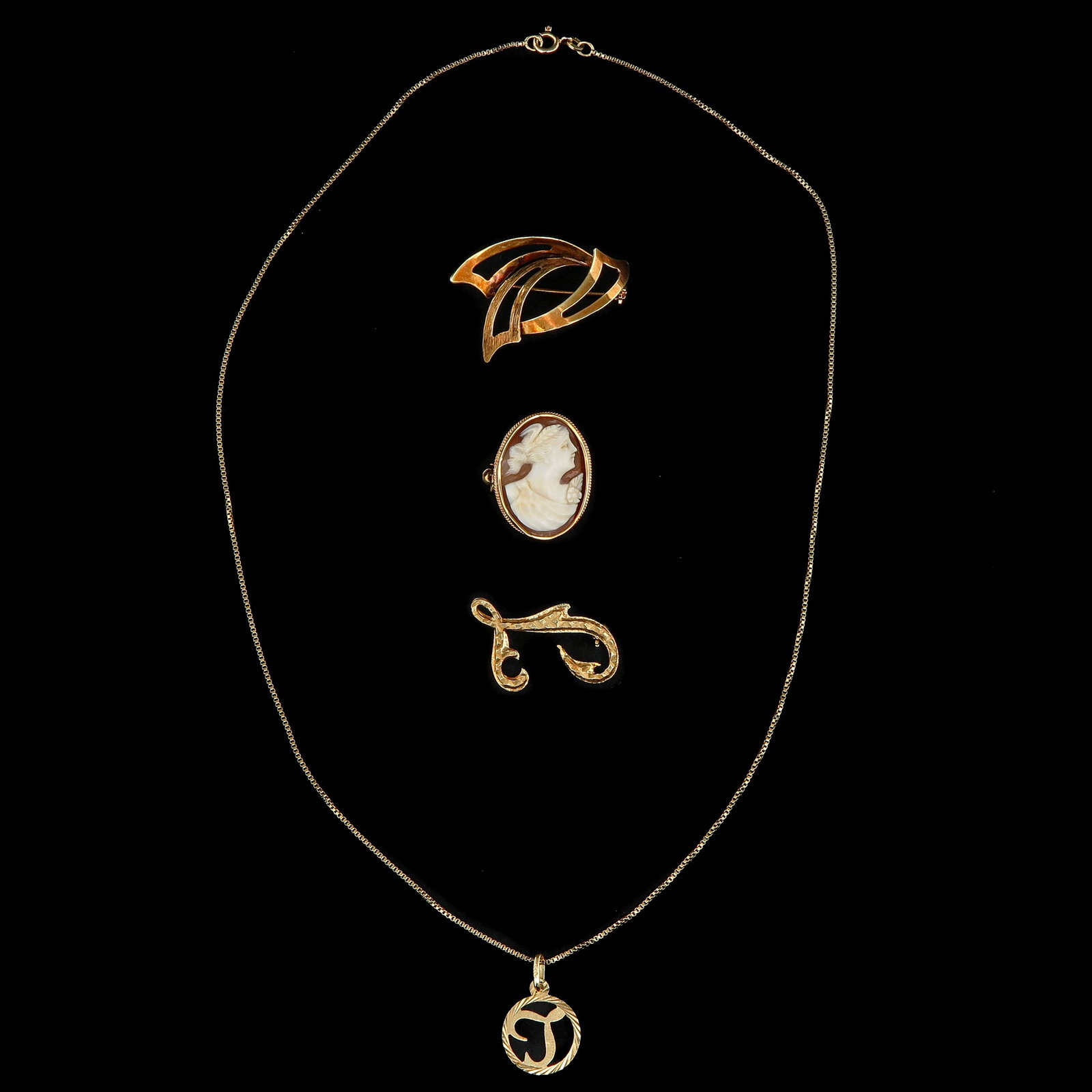 A Lot of Jewelry: jewellery, consisting of two brooches, a necklace with pendant and a cameo brooch, length 25 mm, including 14 carat gold.