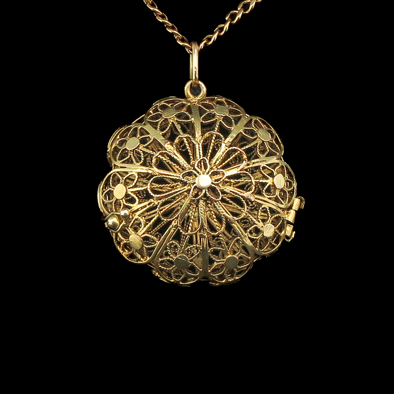 A 14KG Necklace: 14-karat gold, with an open pendant in filigree work