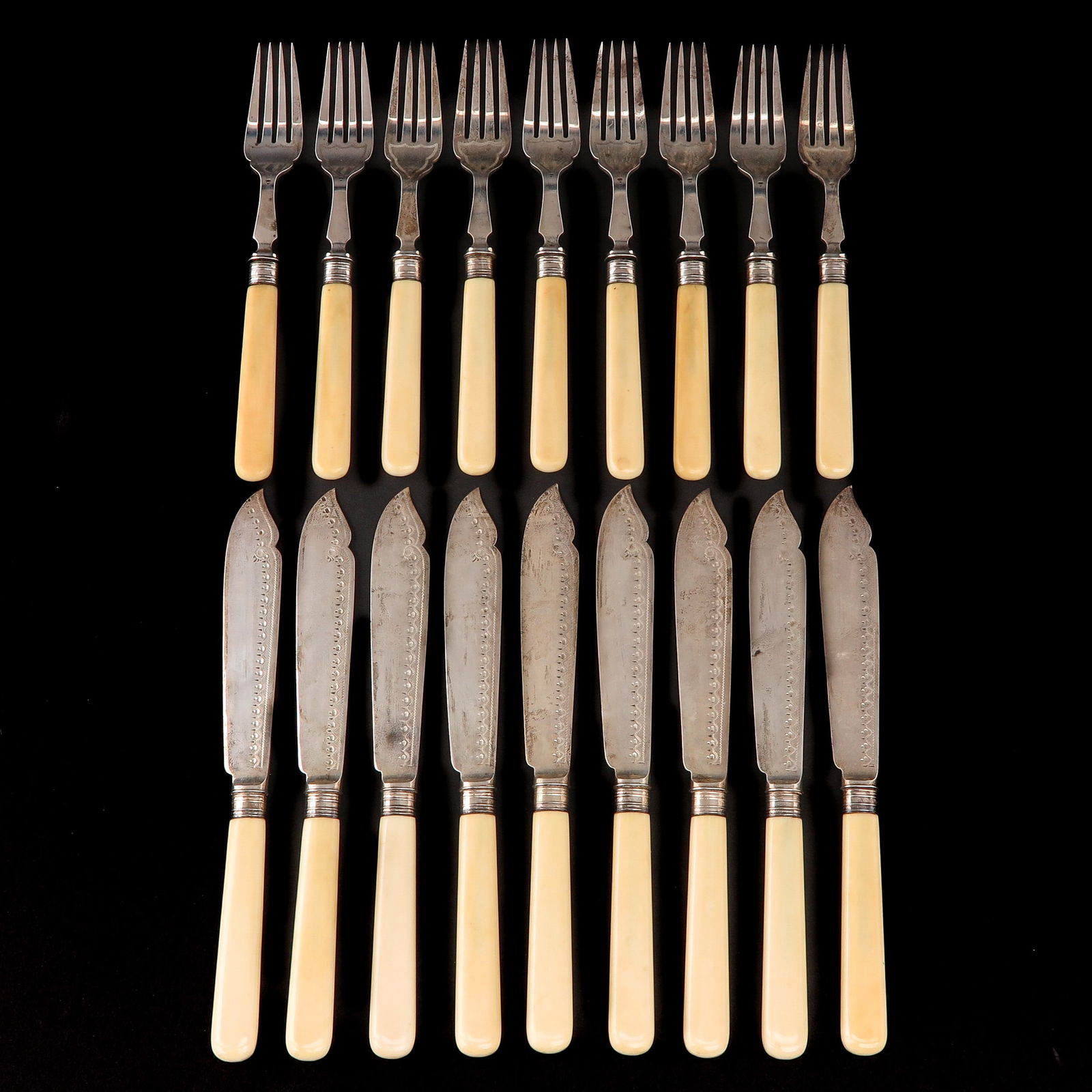 A Group of Silver Cutlery: Set of 9 silver bone fish cutlery, length 19 cm.