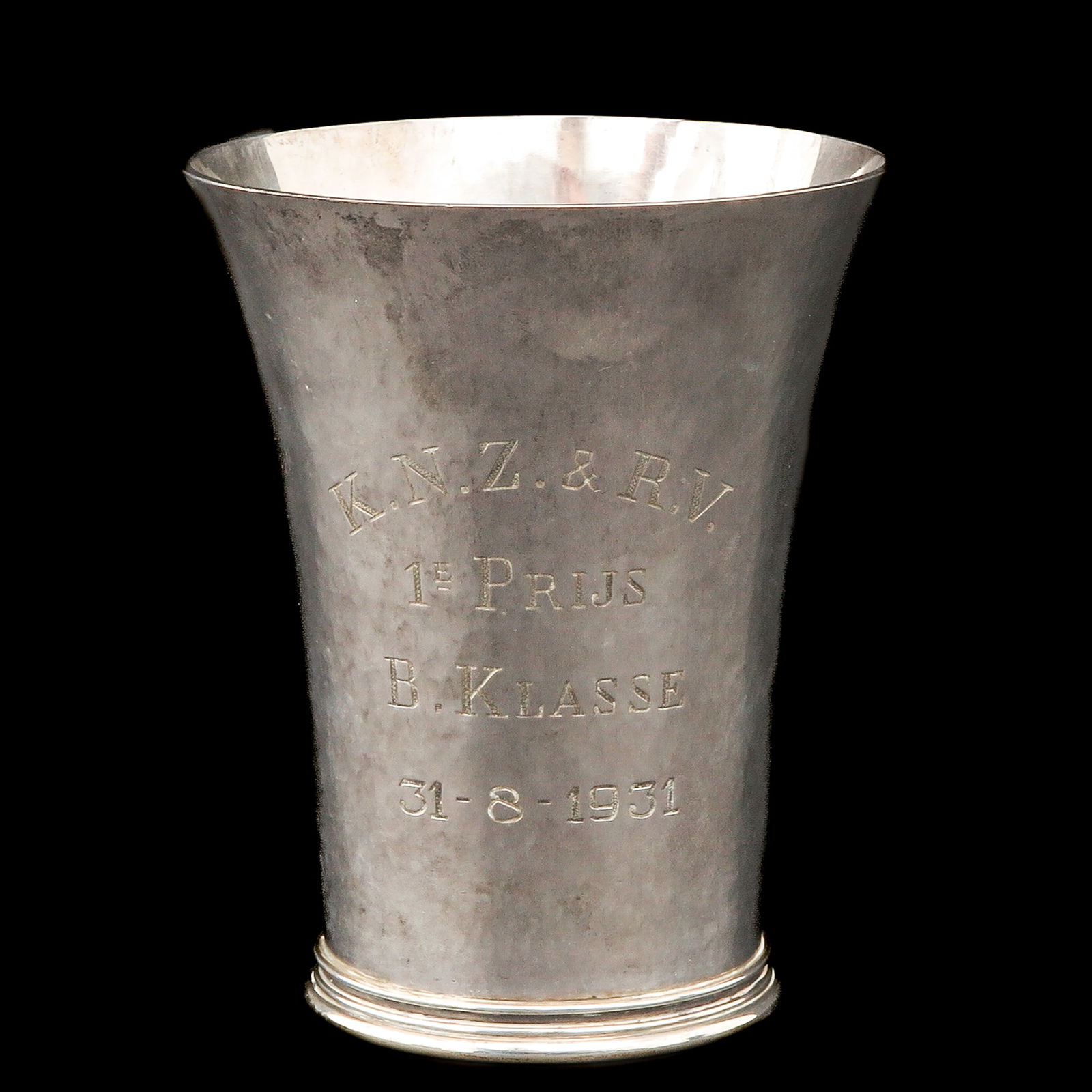 A Silver Cup: 1st grade silver, Bonebakker, given by H.M. de Koningin, height 15 cm.