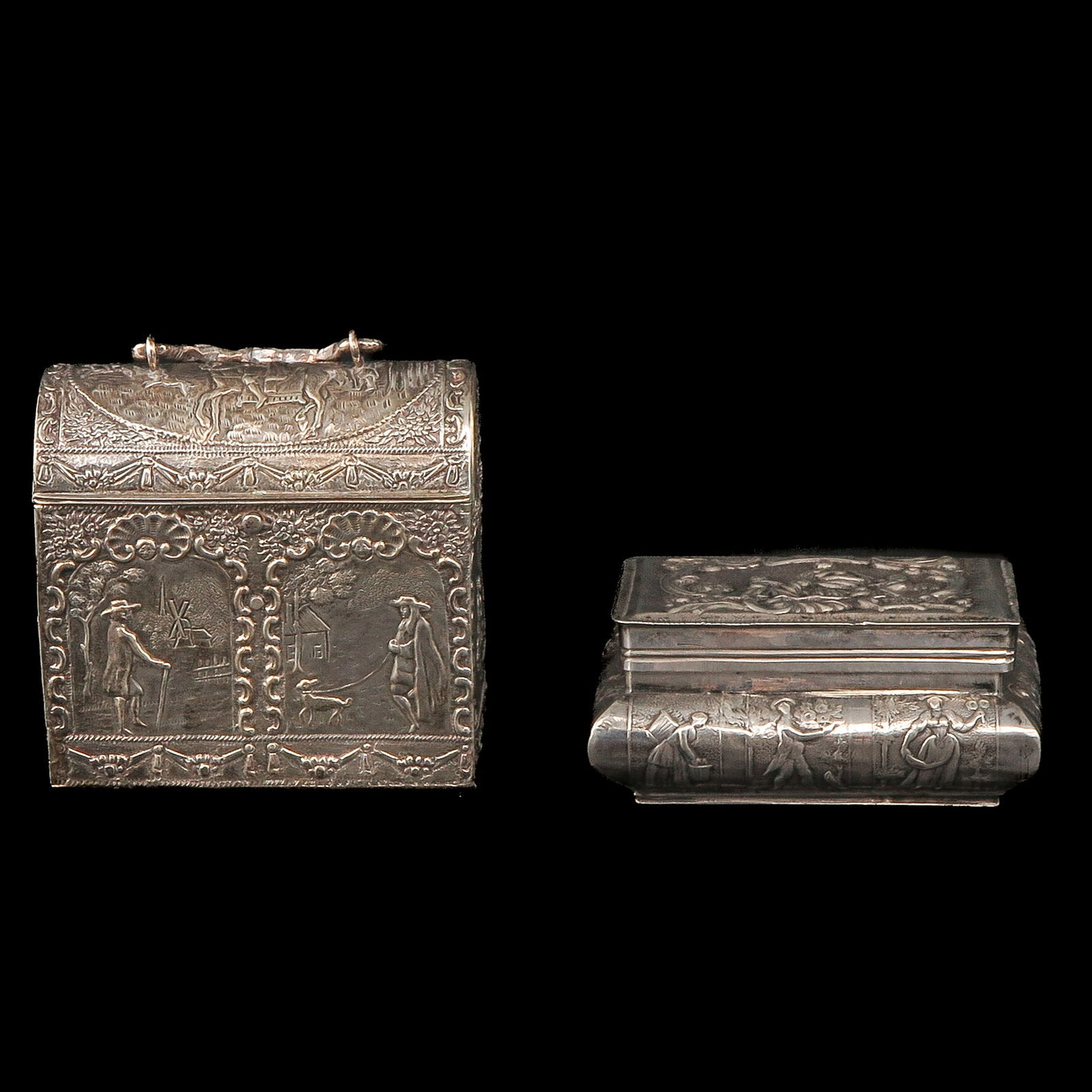 A Lot of 2 Silver Boxes: Consisting of two silver boxes, including 930/1000 silver, highest 8 cm.