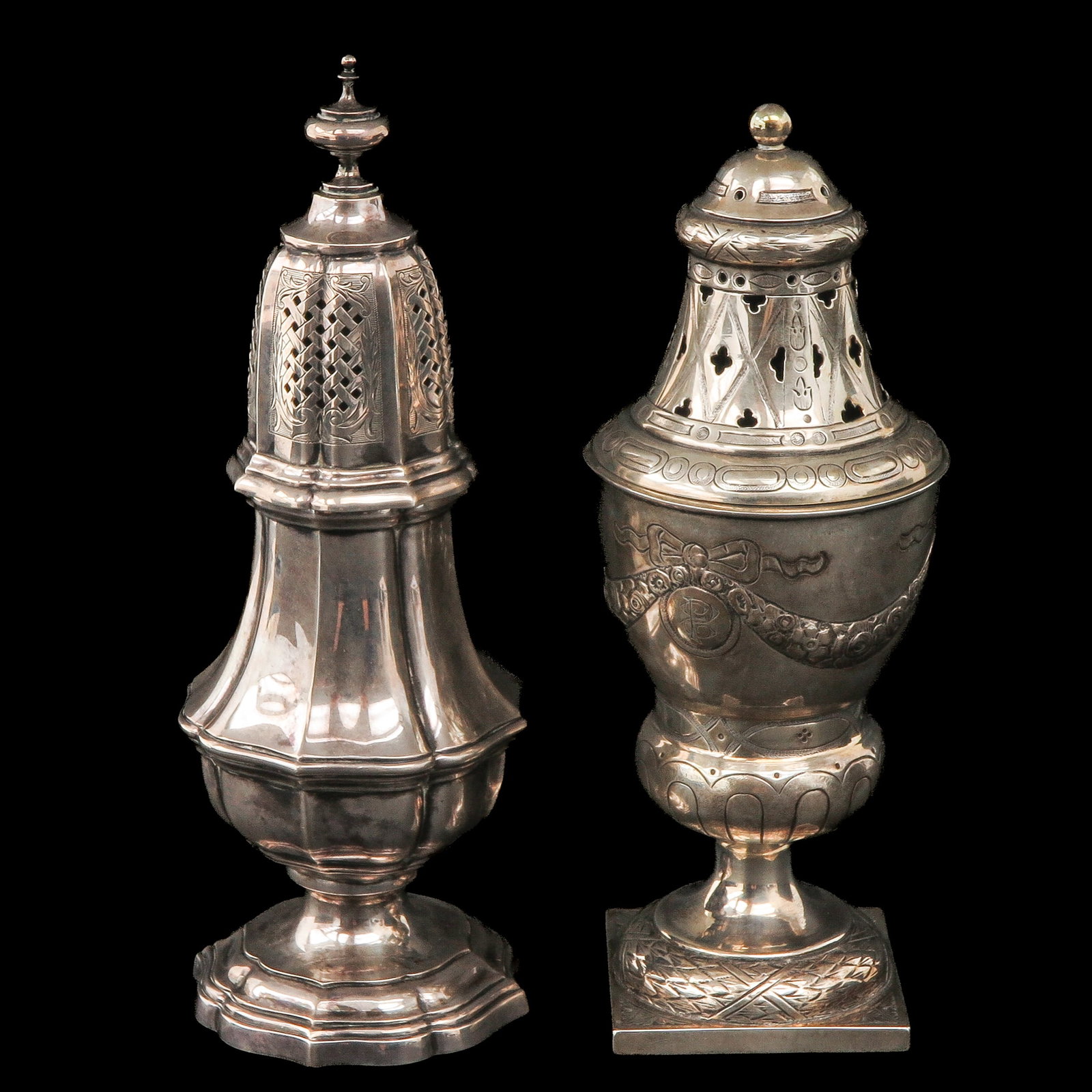 A Lot of 2 Silver Casters: Consisting of 2 silver shakers, including Dutch, height 2 cm.