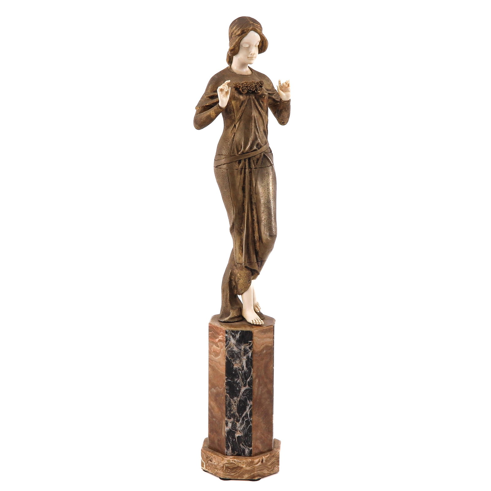 An Art Nouveau Sculpture signed Pittaluga: Art Nouveau period, signed Pittaluga, depicting a lady in bronze, height 63 cm.