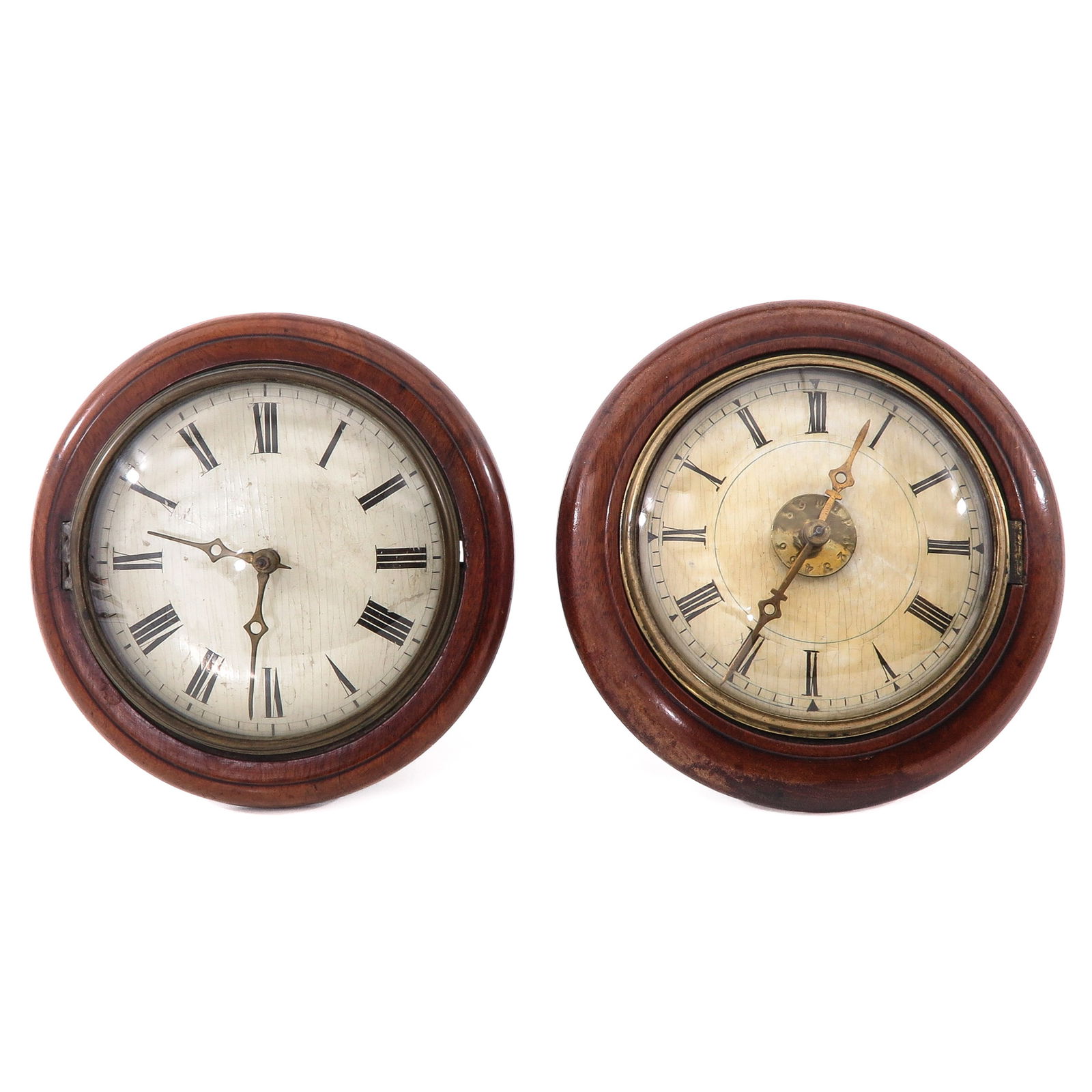 A Lot of 2 Black Forest Clocks: Consisting of two Black Forest wall clocks, diameter 21 cm.