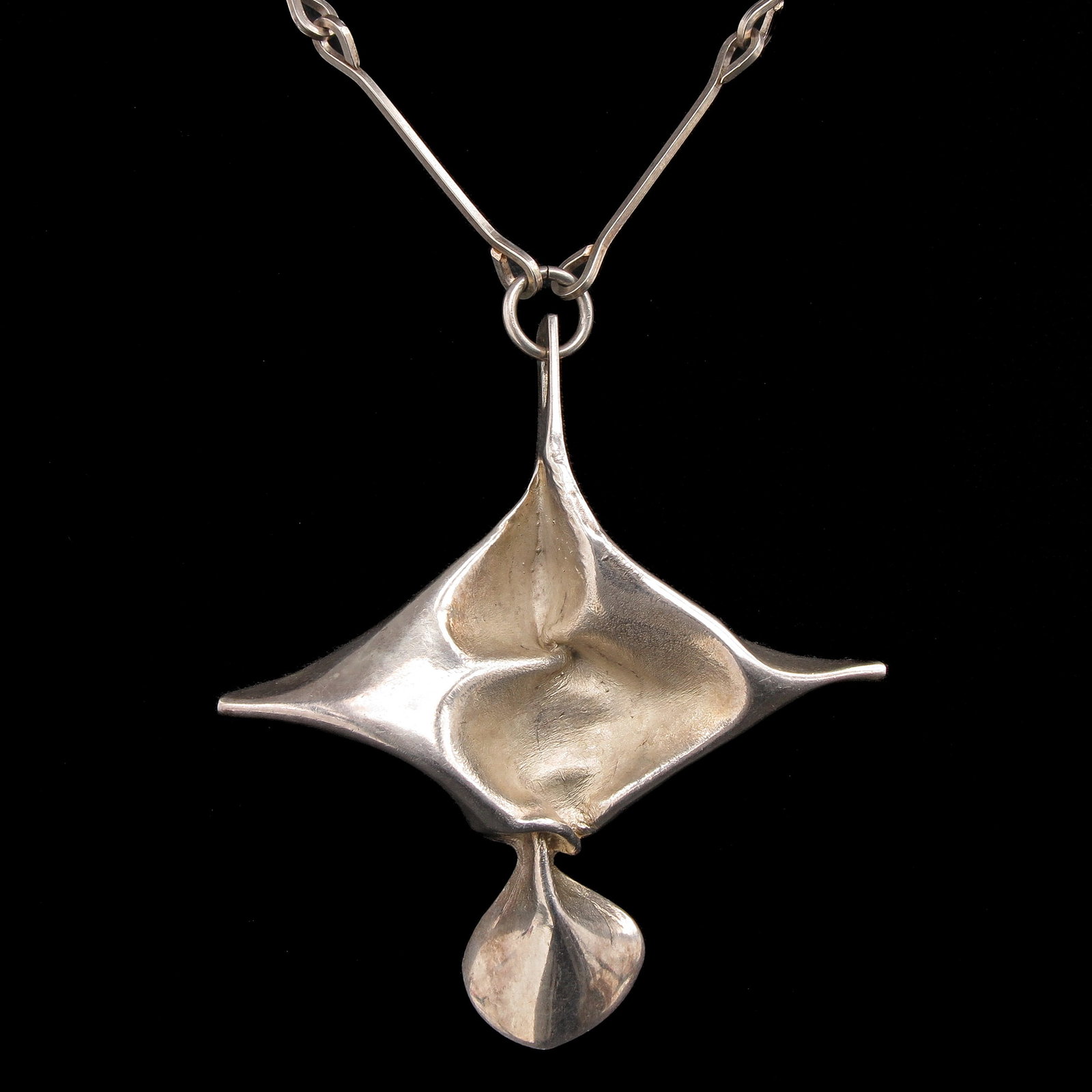 A Sterling Necklac: Sterling silver, Matti Hyvarinen, Swan model, Finland, from the 1960s, length 55 cm.