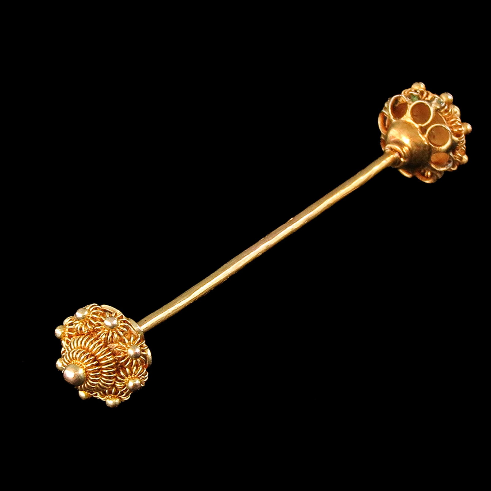 A 14KG Pin: 14-karat gold, with Zeeland buttons, length 55 mm.