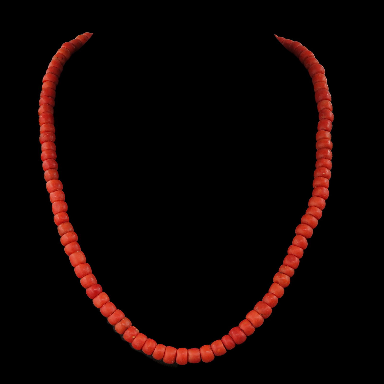 A Red Coral Necklace: Red coral, with gold clasp, bead diameter 7-8 mm, weight 43 mm.
