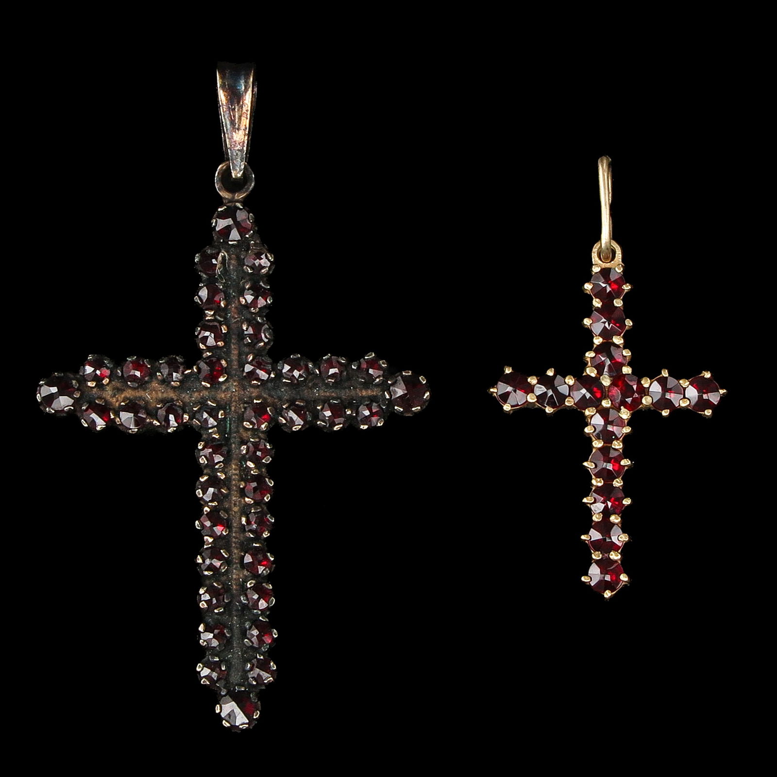 A Lot of 2 Garnet Cross Pendants (1 of 8)