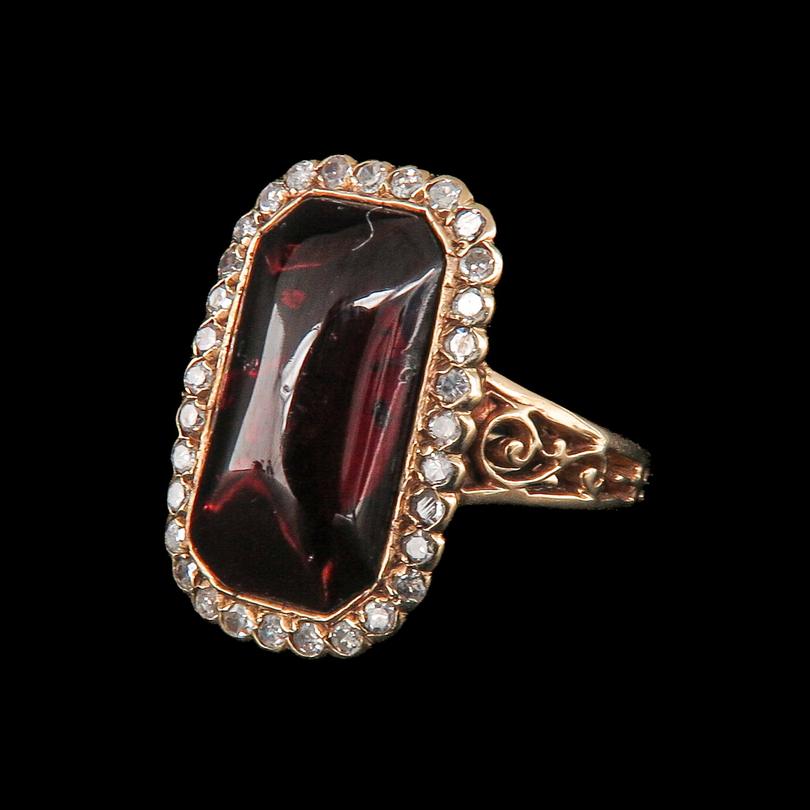 A Ladies Diamond Ring: 9-karat gold, set with stones and diamonds, ring size 17