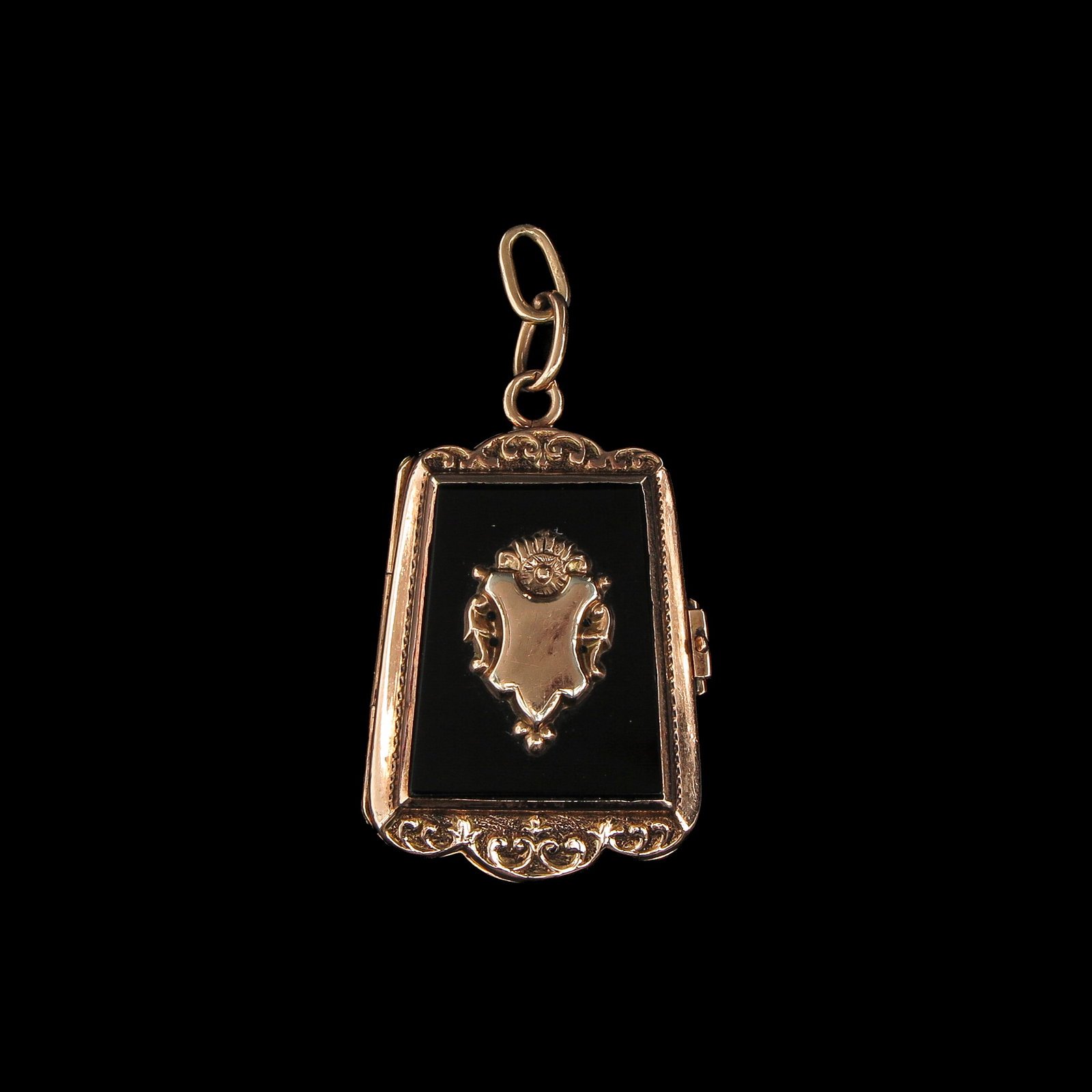 A Brooch/Pendant: Onyx and gold, length 35 mm.