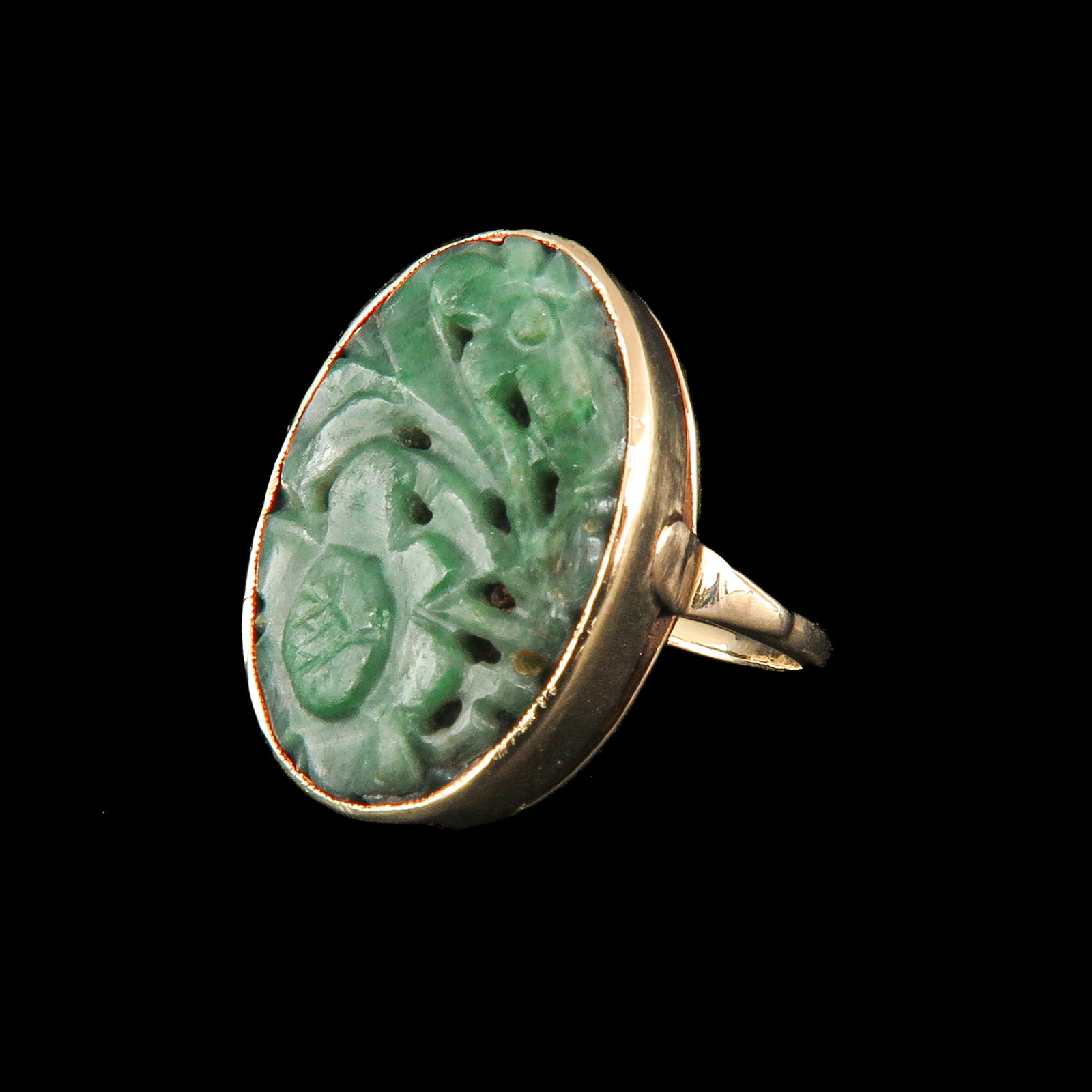 A Ladies 14KG Jade Ring (1 of 4)