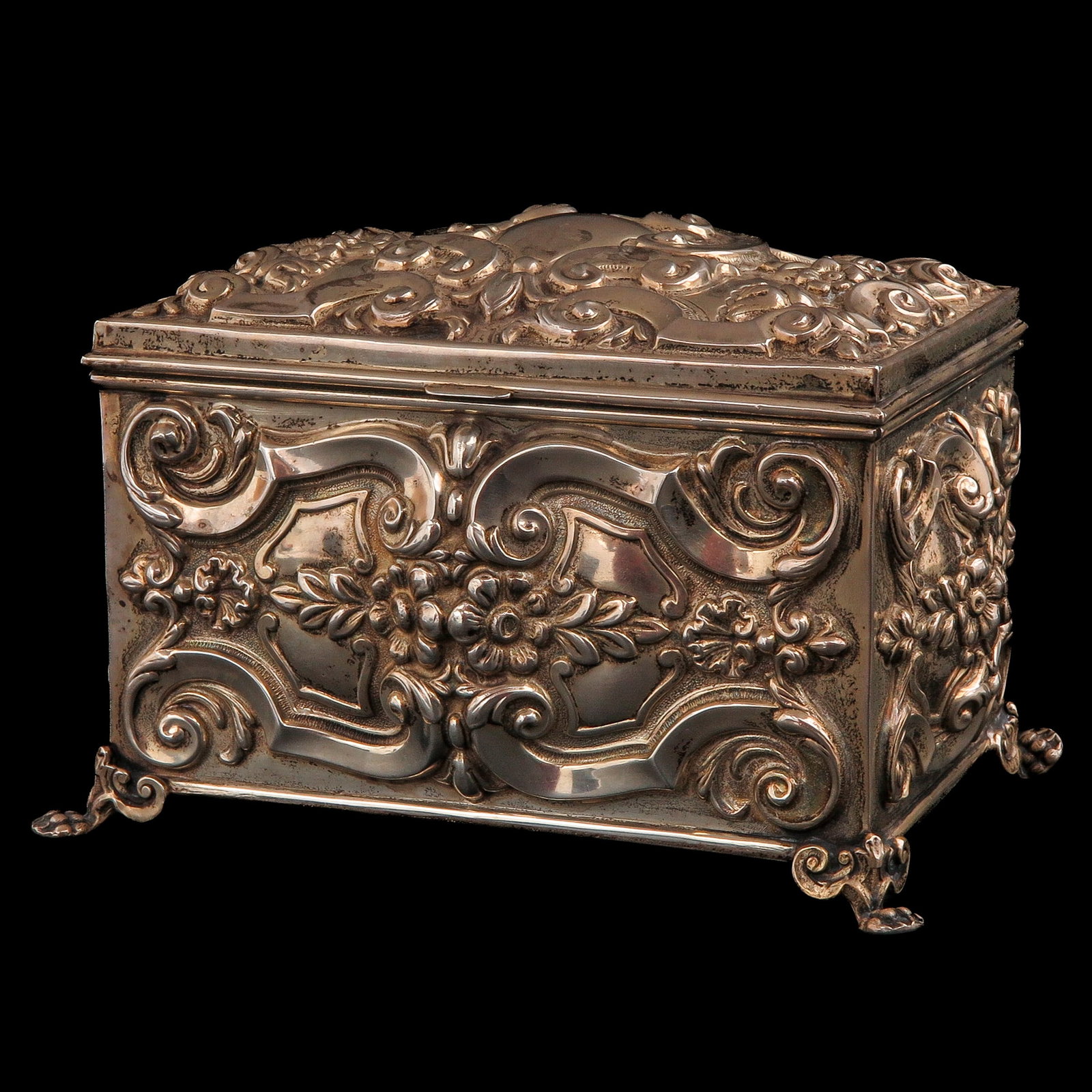 A Jewelry Box: 833/1000 silver, 10 x 16 x 12 cm.