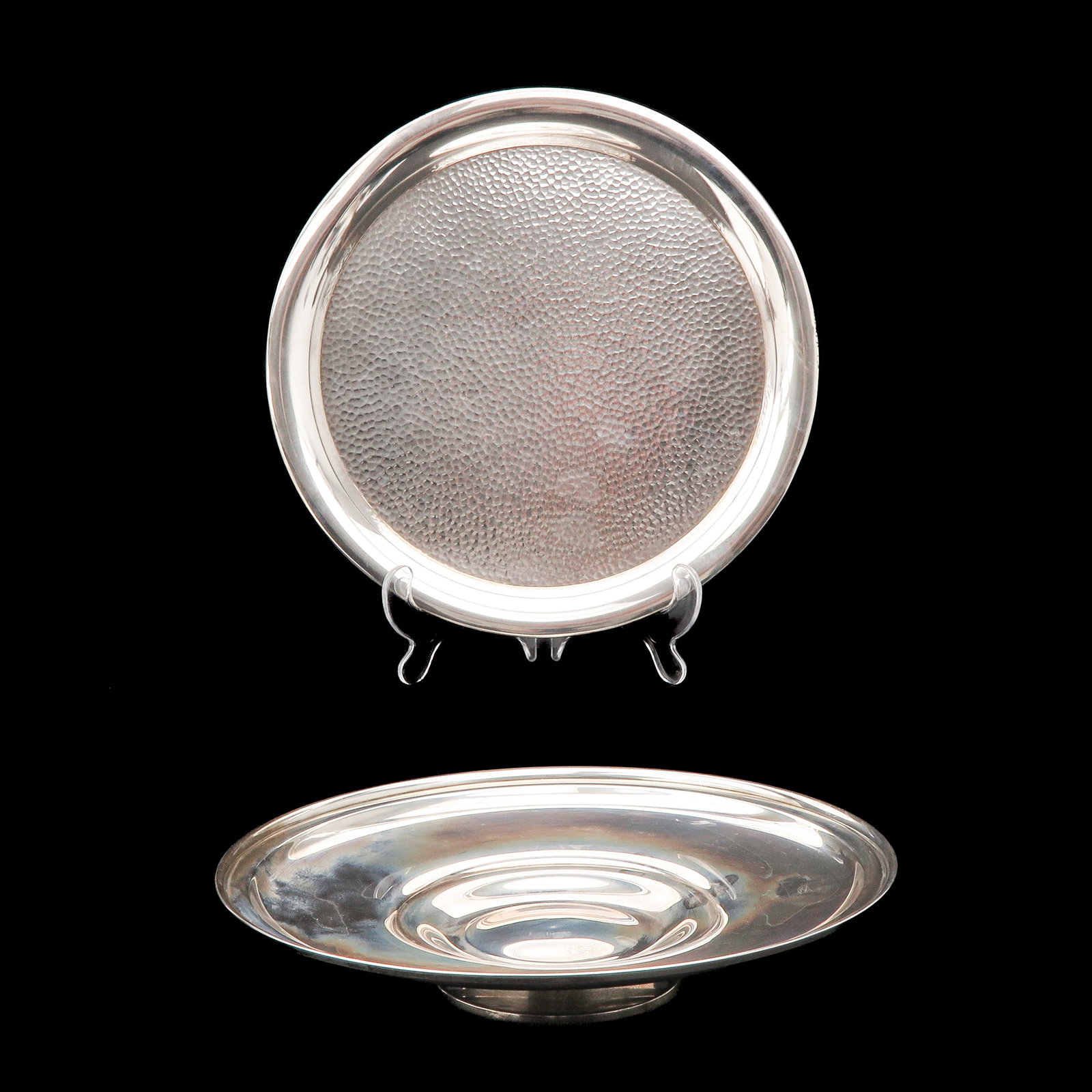 A Lot of 2 Trays: Consisting of 2 trays, including silver, diameter 30 cm
