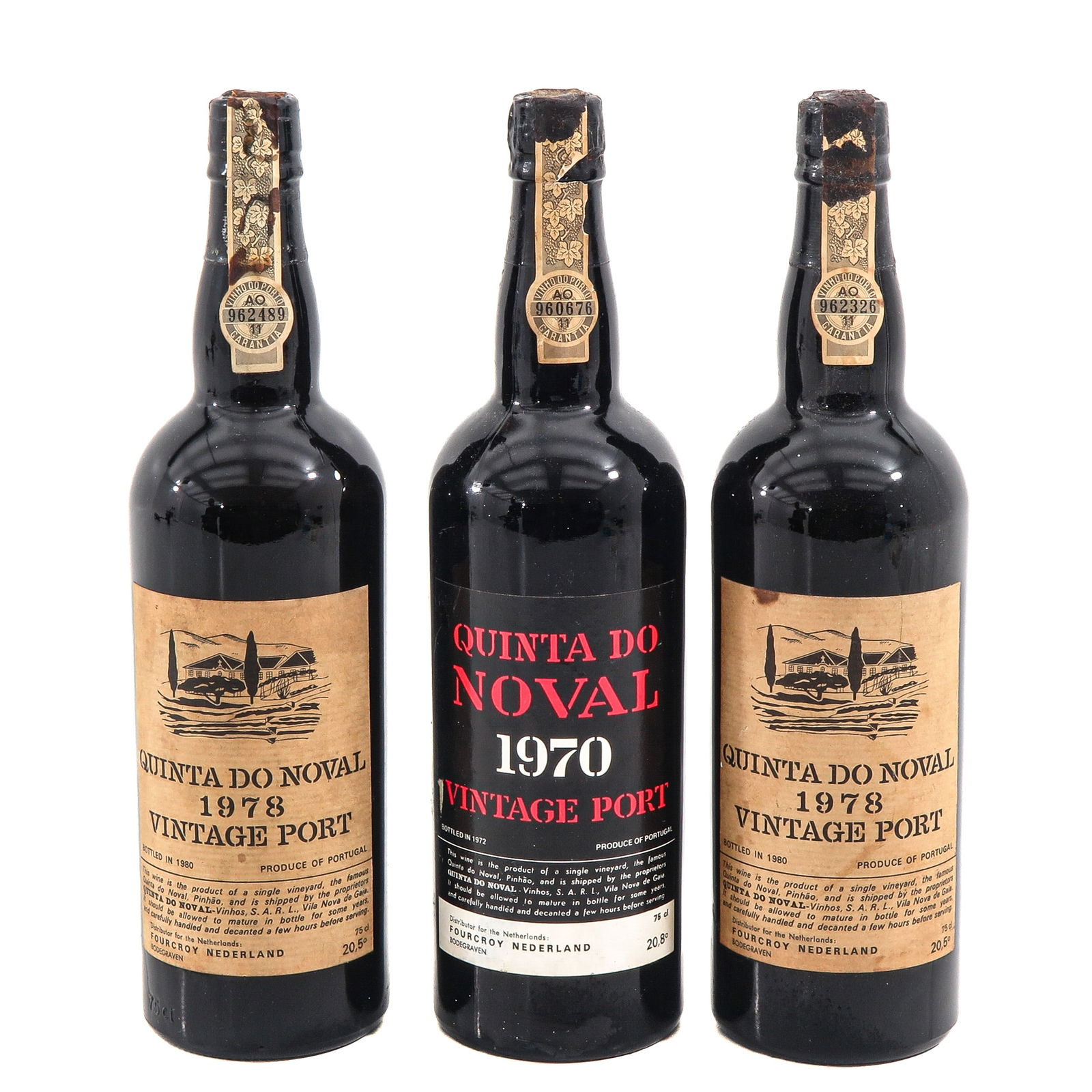 A Lot of 3 Bottles of Port: Three bottles of Quinta do Noval Vintage Port, consisting of one bottle from 1970 and two bottles from 1978, bottled for the Netherlands, height 30 cm.