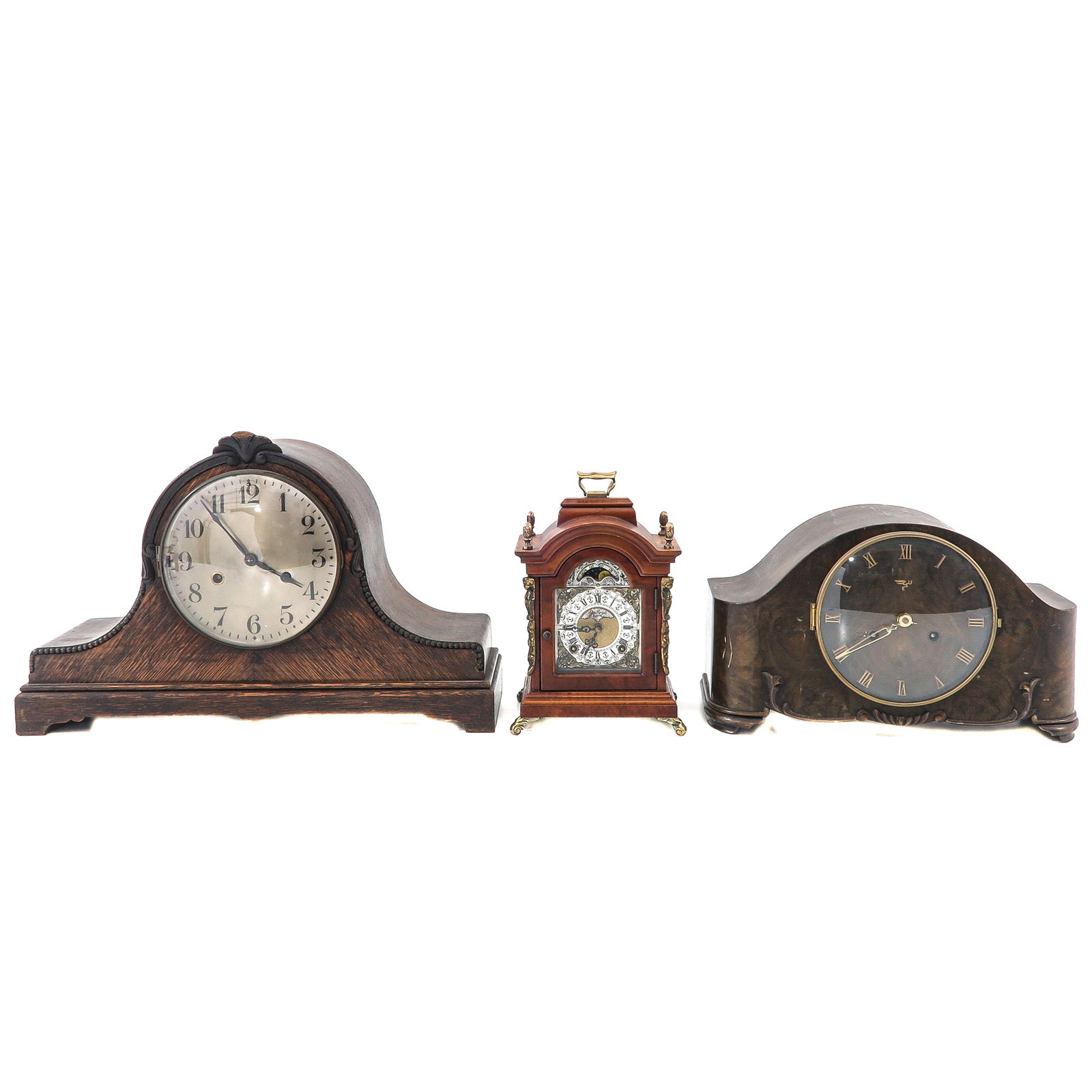 A Lot of 3 Clocks: Consisting of 3 clocks, including an Art Deco mantel clock, height 30 cm.